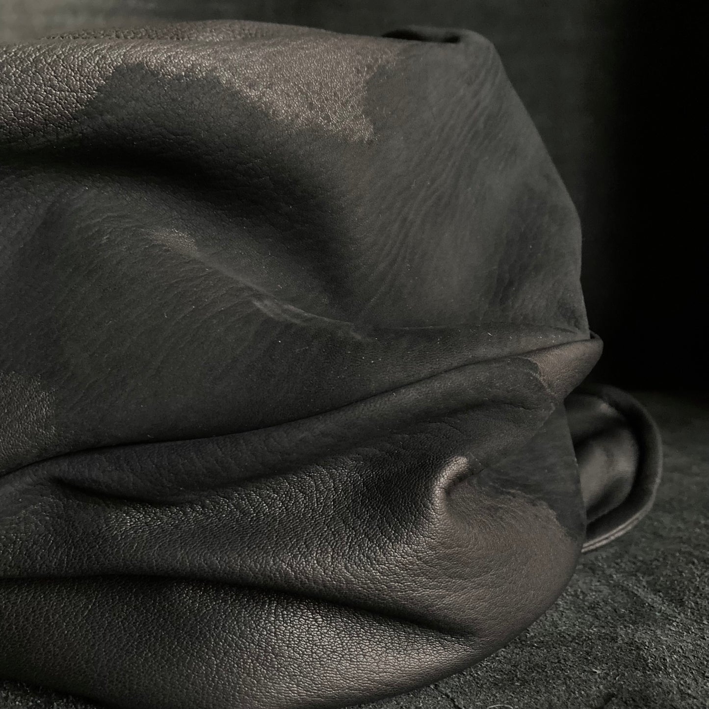 Peeling black leather chain turn cap