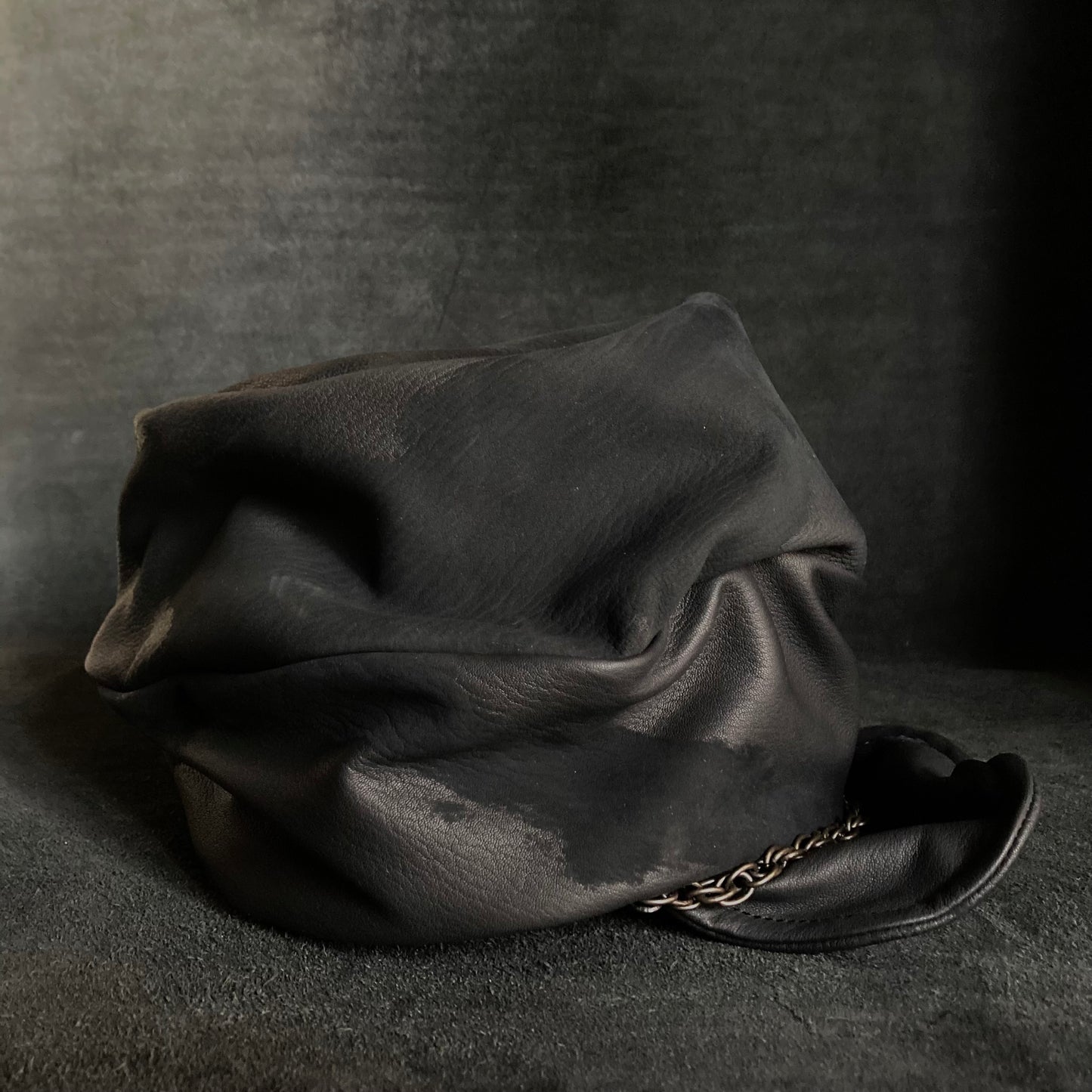 Peeling black leather chain turn cap