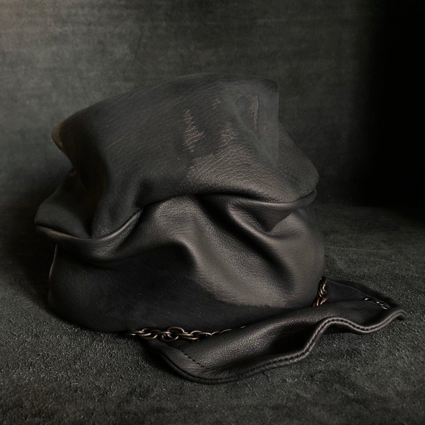 Peeling black leather chain turn cap