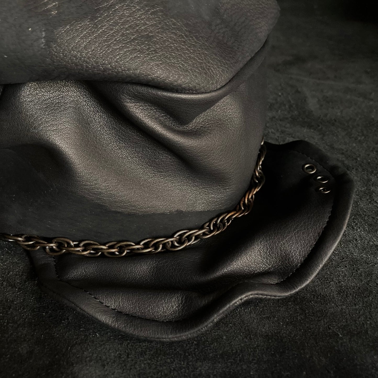 Peeling black leather chain turn cap