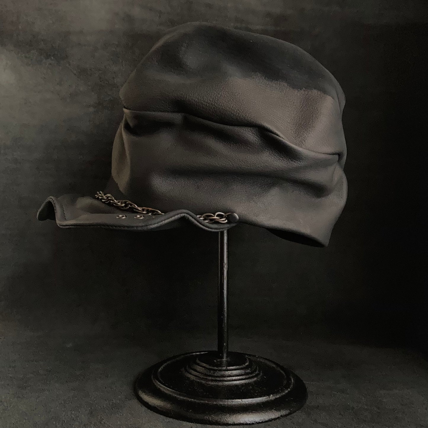 Peeling black leather chain turn cap