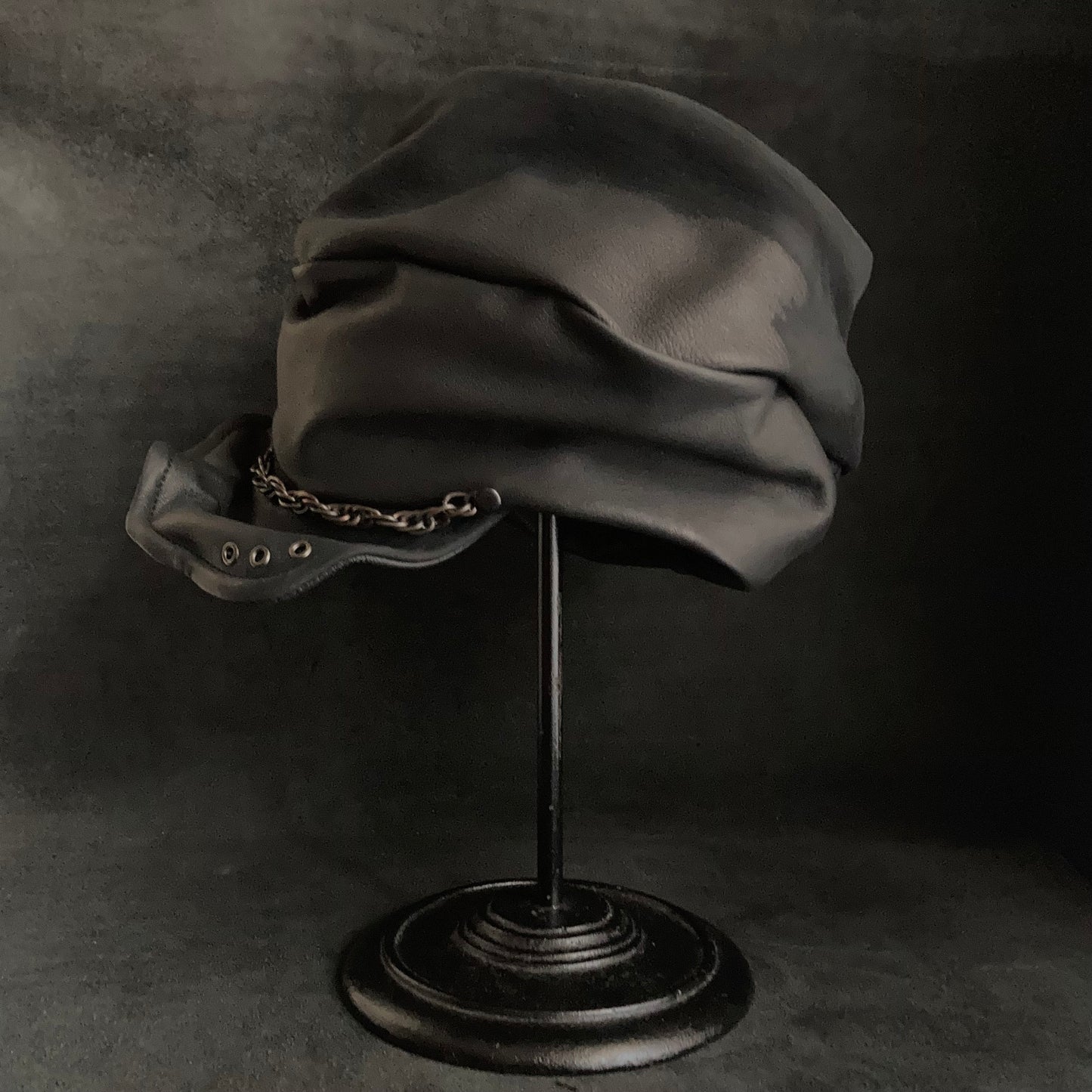 Peeling black leather chain turn cap