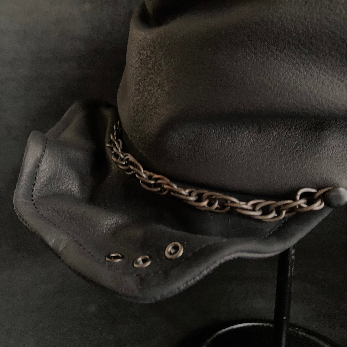 Peeling black leather chain turn cap