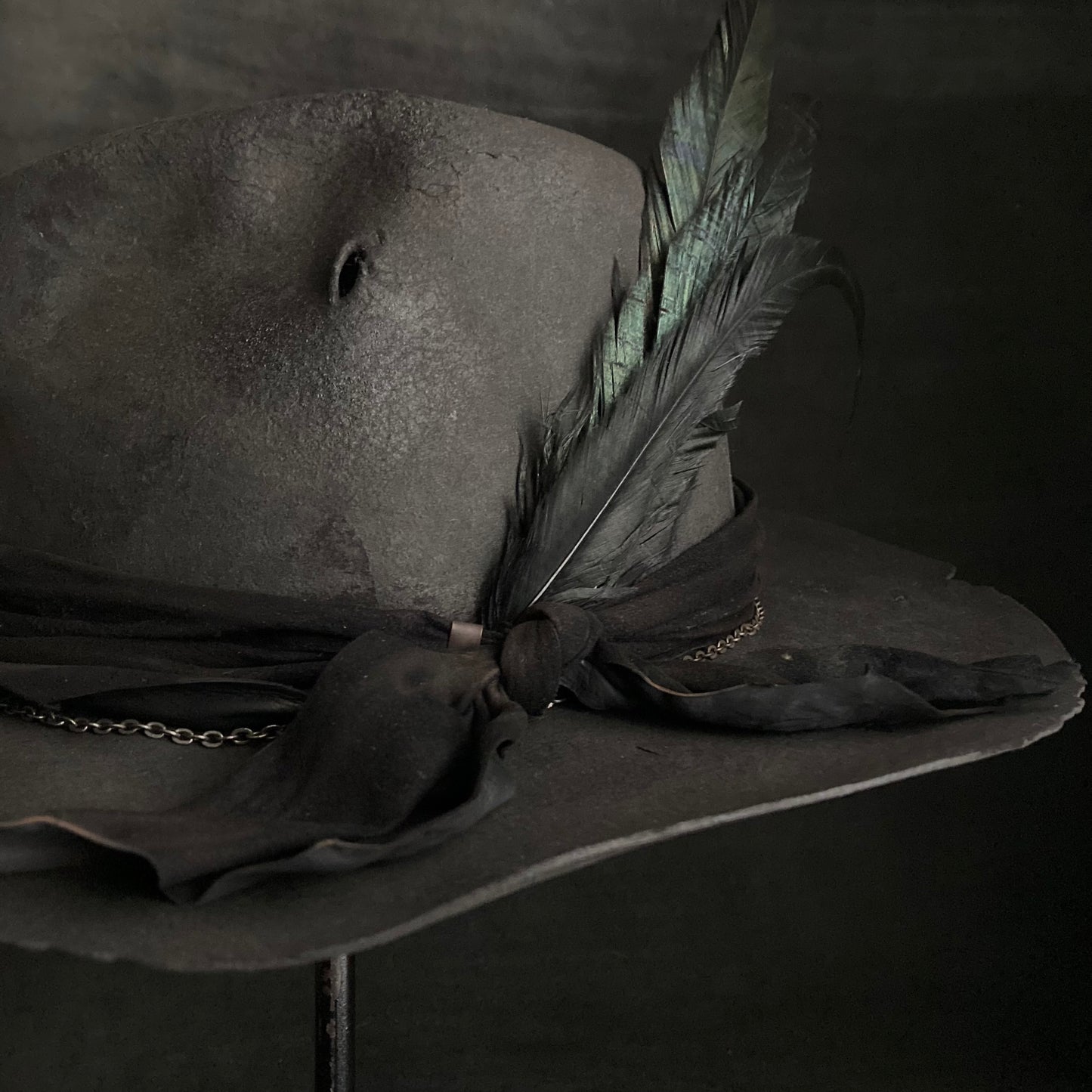 炭灰色暗淡光泽的软呢帽