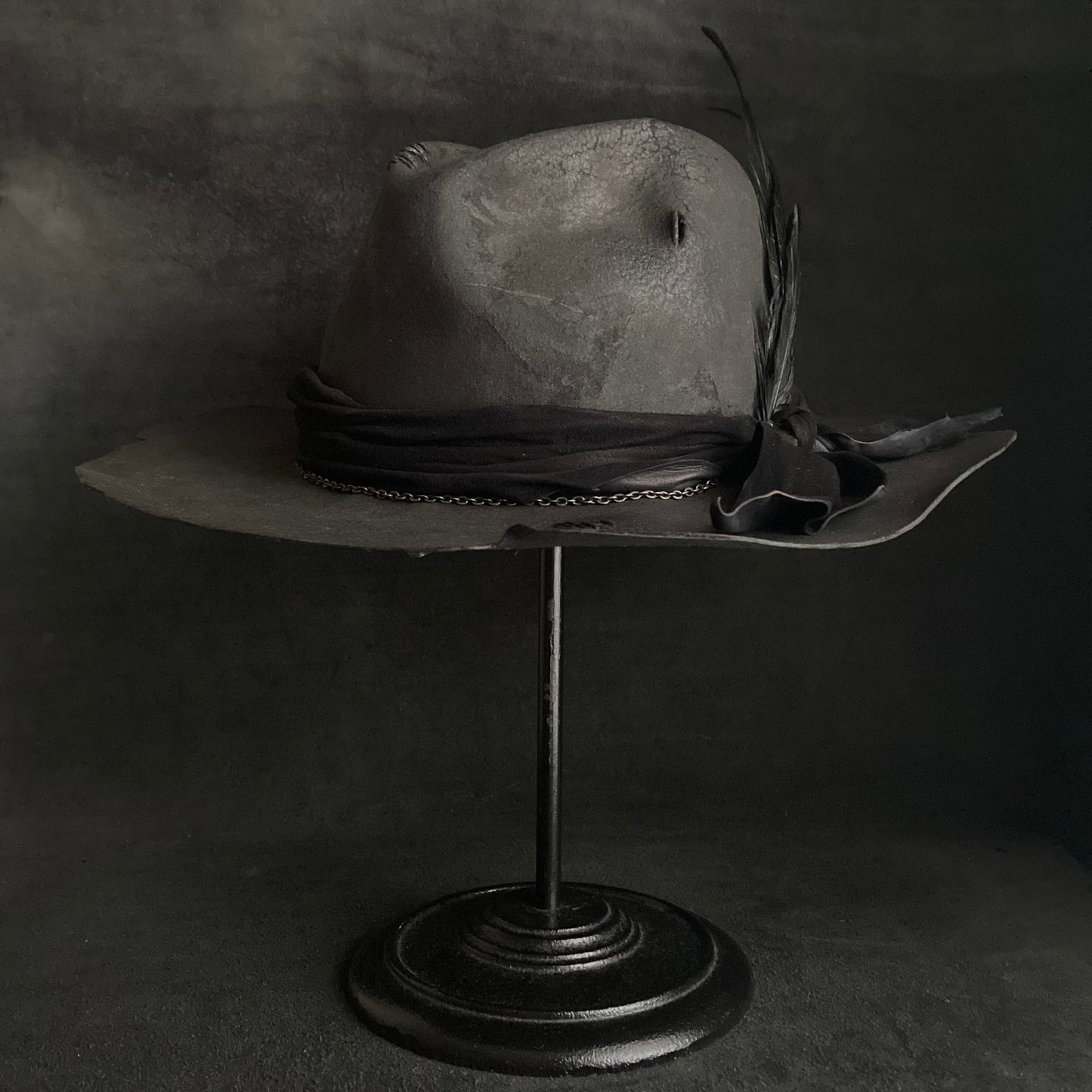 炭灰色暗淡光泽的软呢帽