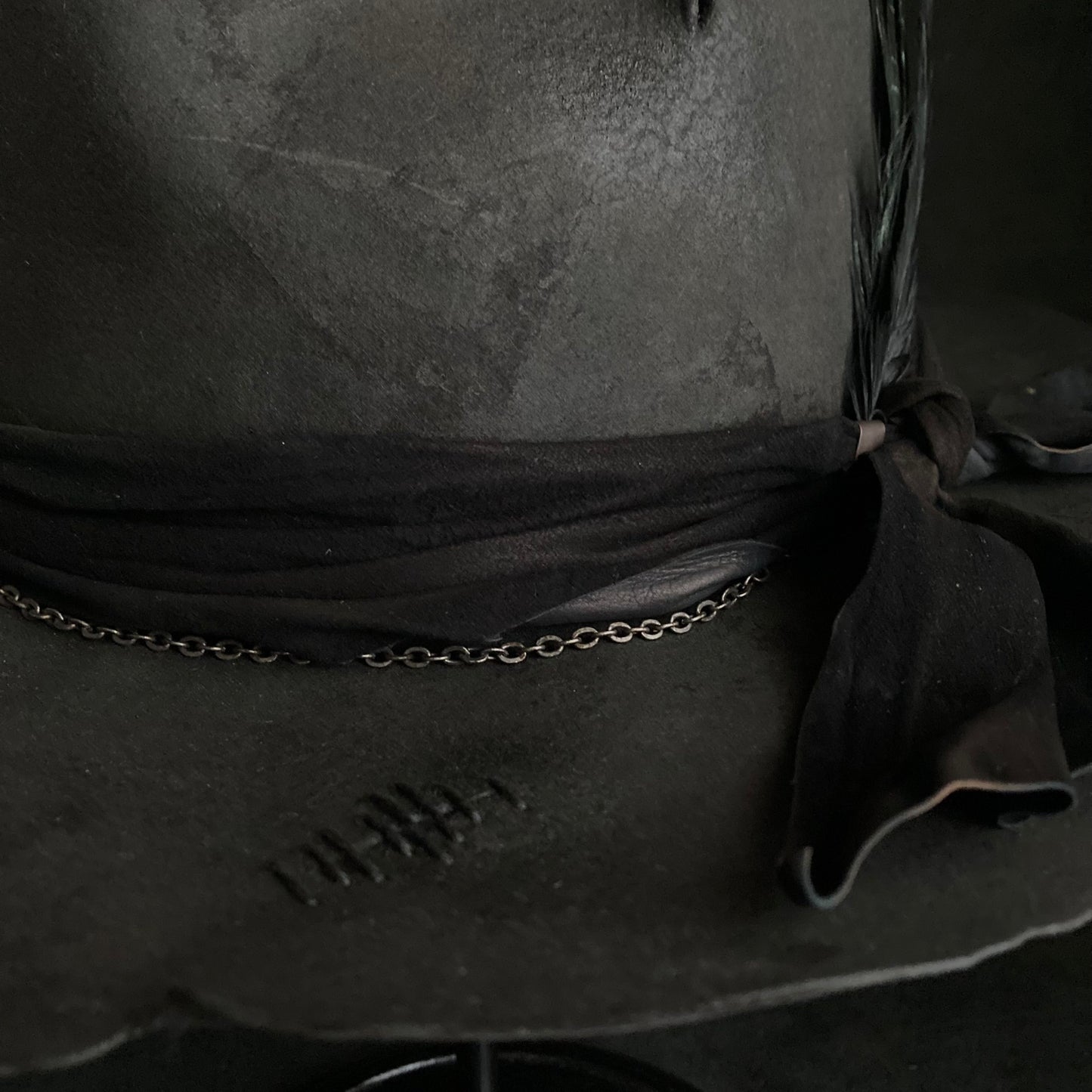 炭灰色暗淡光泽的软呢帽