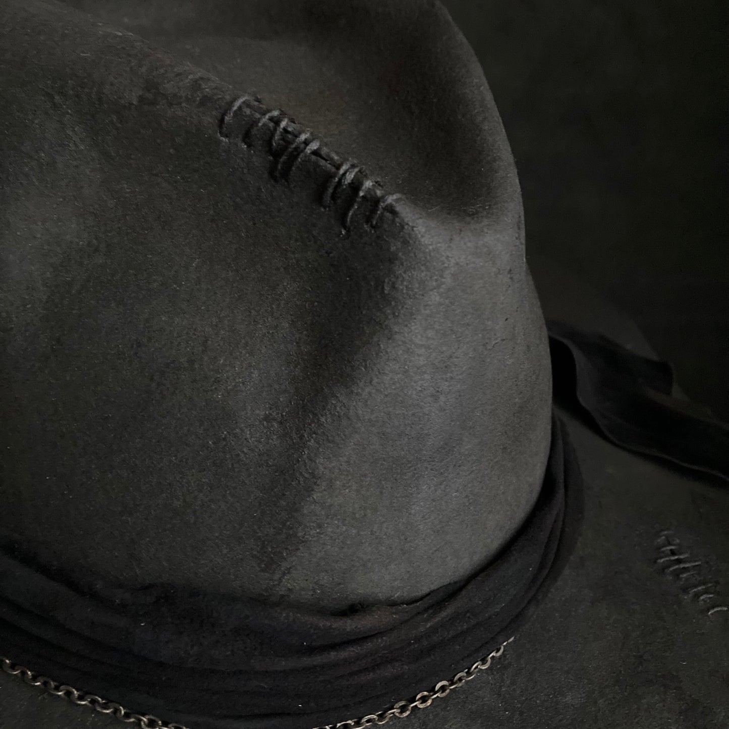 炭灰色暗淡光泽的软呢帽