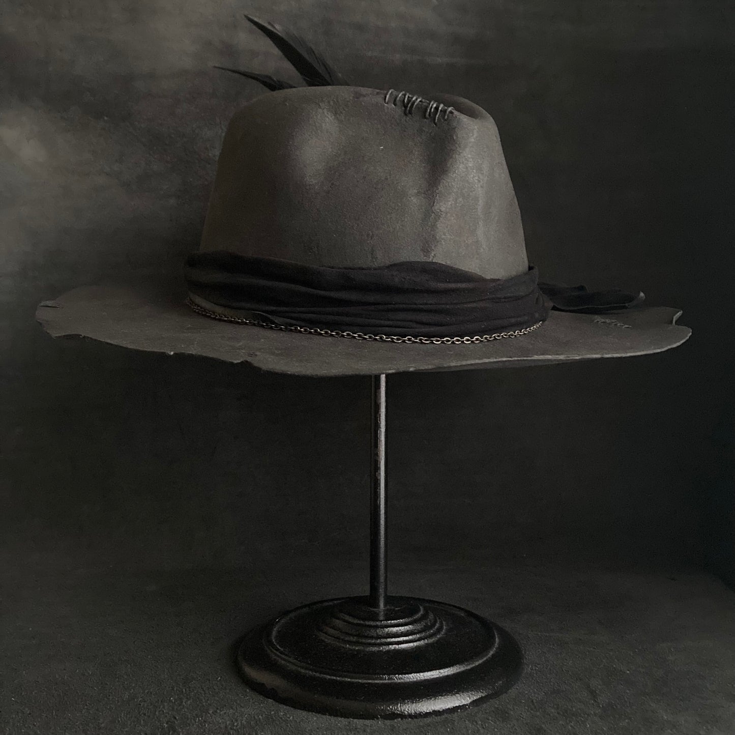 炭灰色暗淡光泽的软呢帽