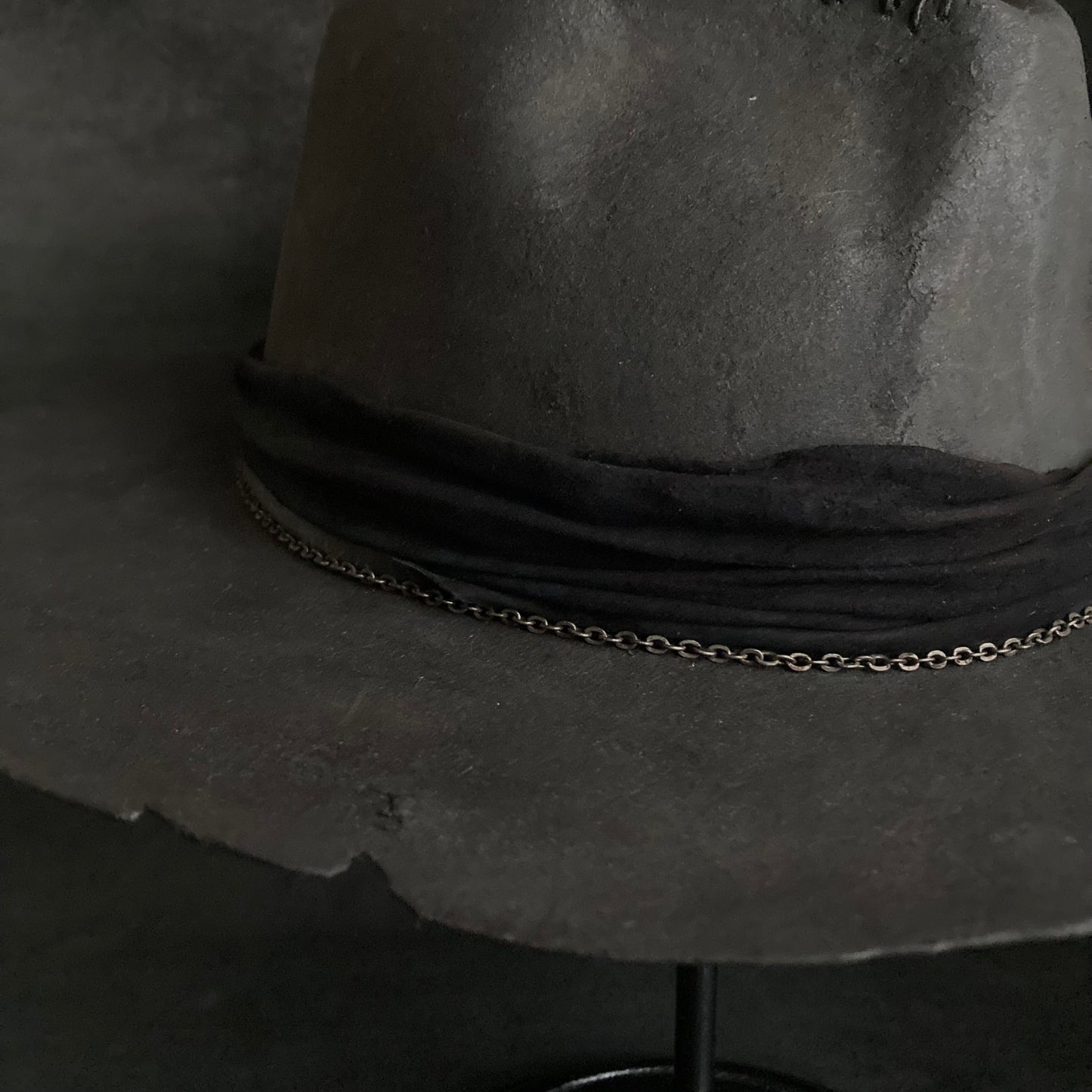 炭灰色暗淡光泽的软呢帽