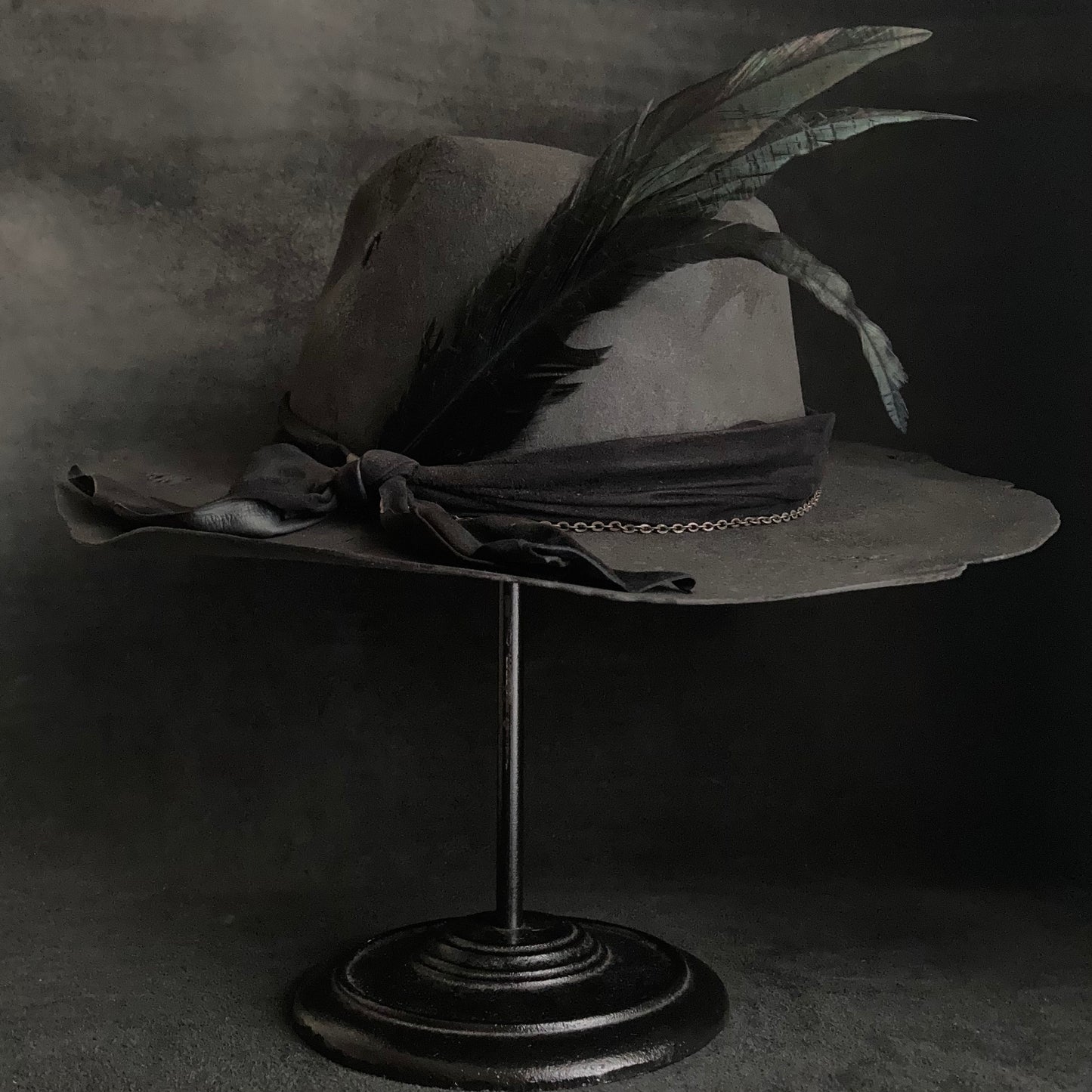 炭灰色暗淡光泽的软呢帽