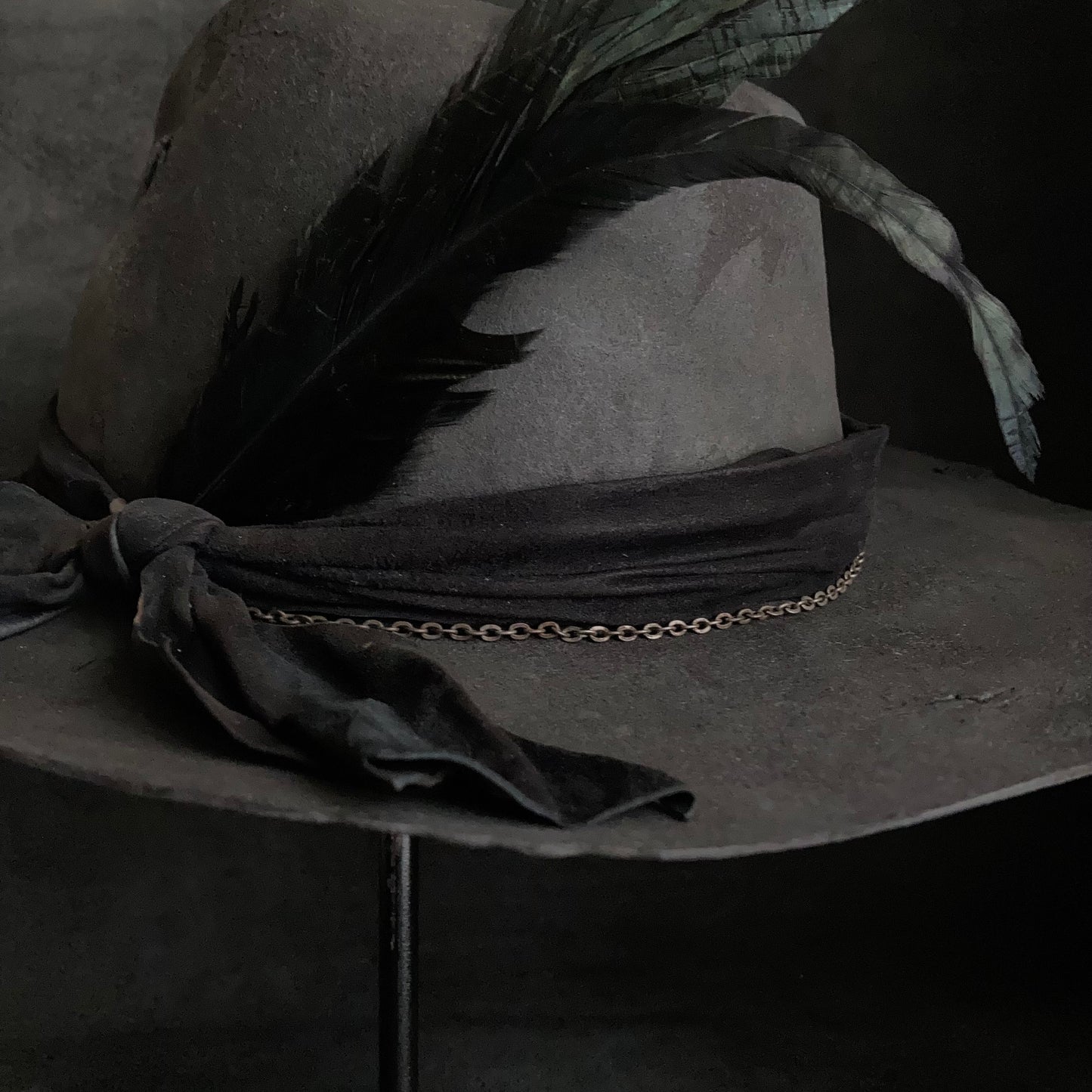 炭灰色暗淡光泽的软呢帽