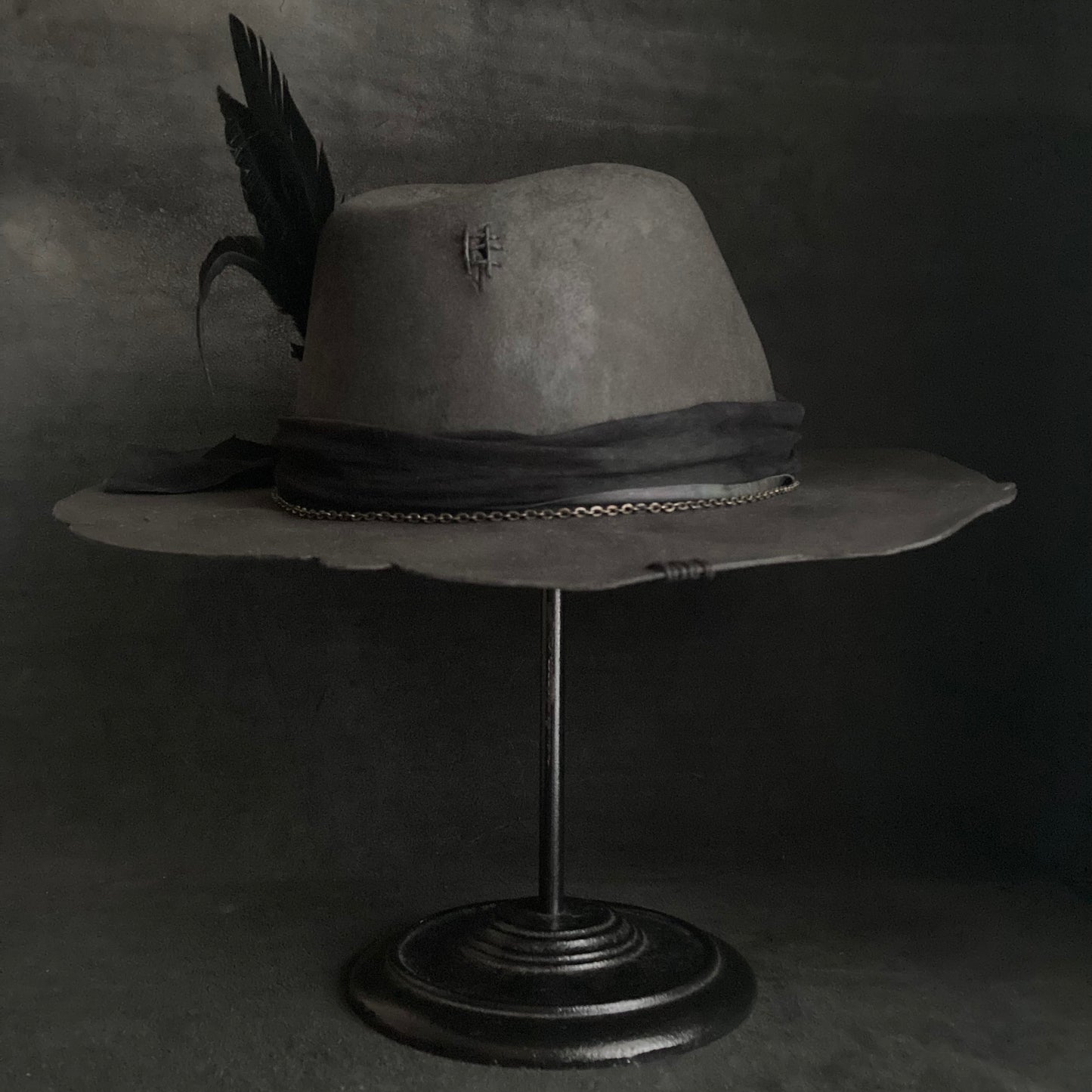 炭灰色暗淡光泽的软呢帽