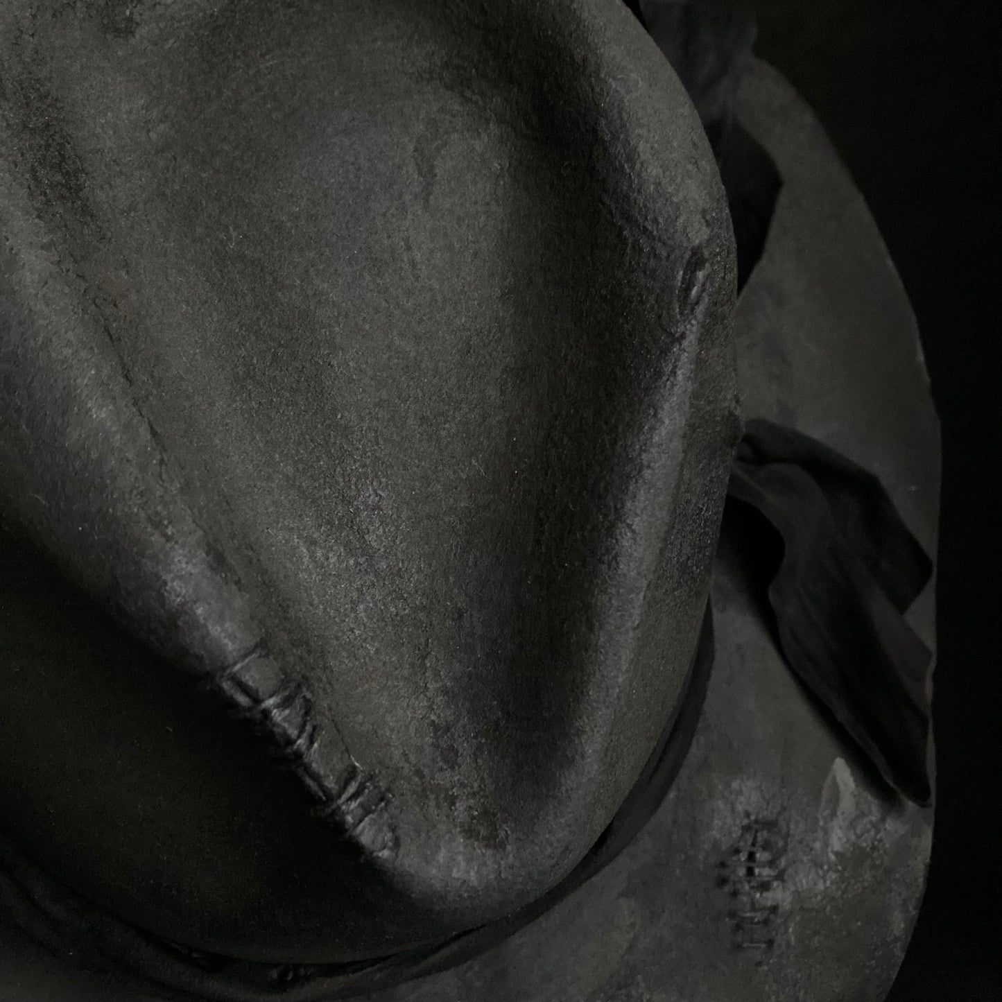 炭灰色暗淡光泽的软呢帽