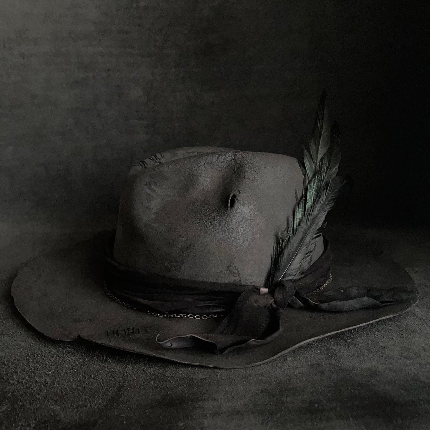 炭灰色暗淡光泽的软呢帽