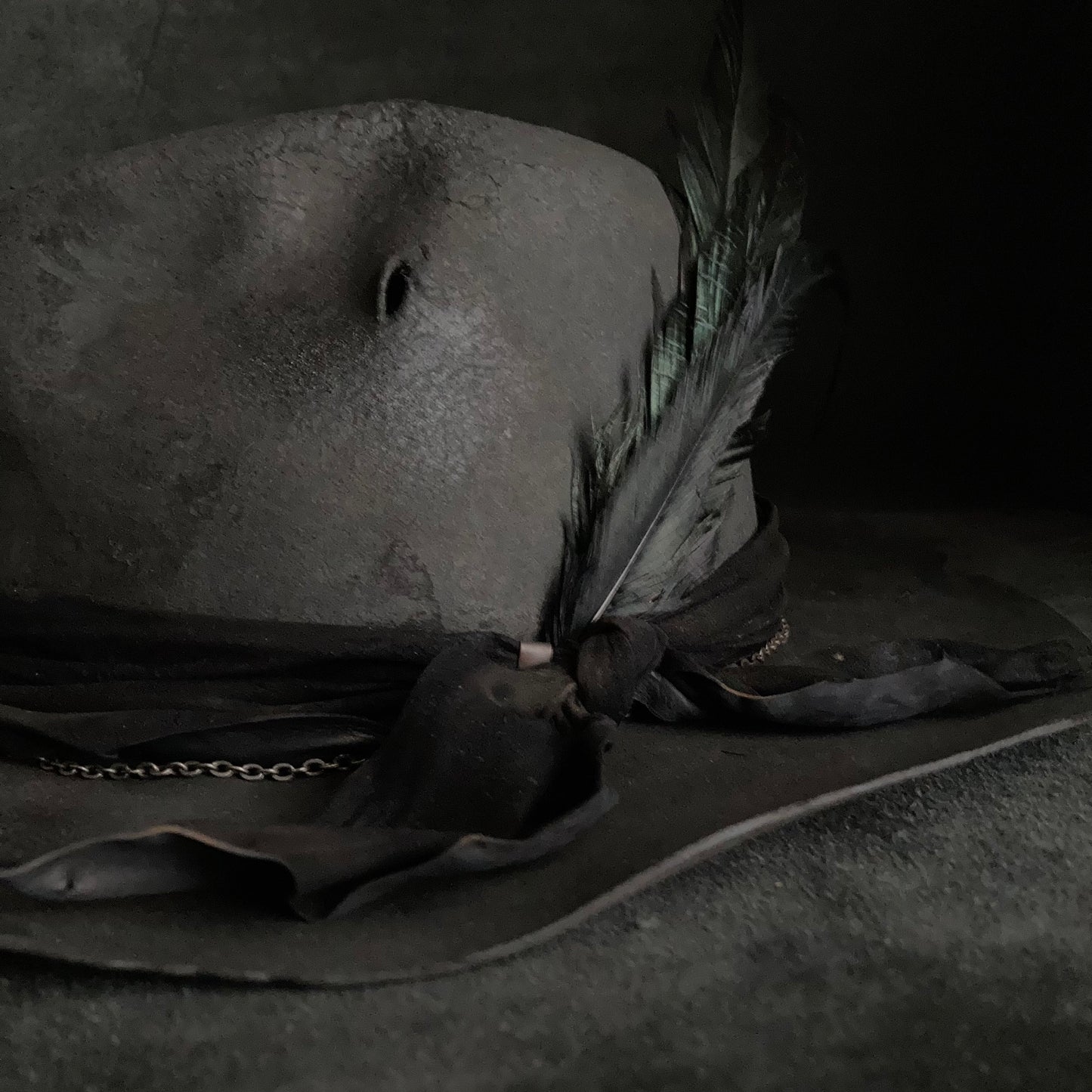 炭灰色暗淡光泽的软呢帽