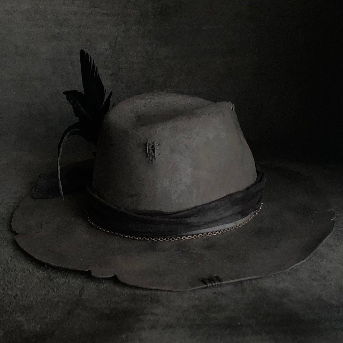 炭灰色暗淡光泽的软呢帽