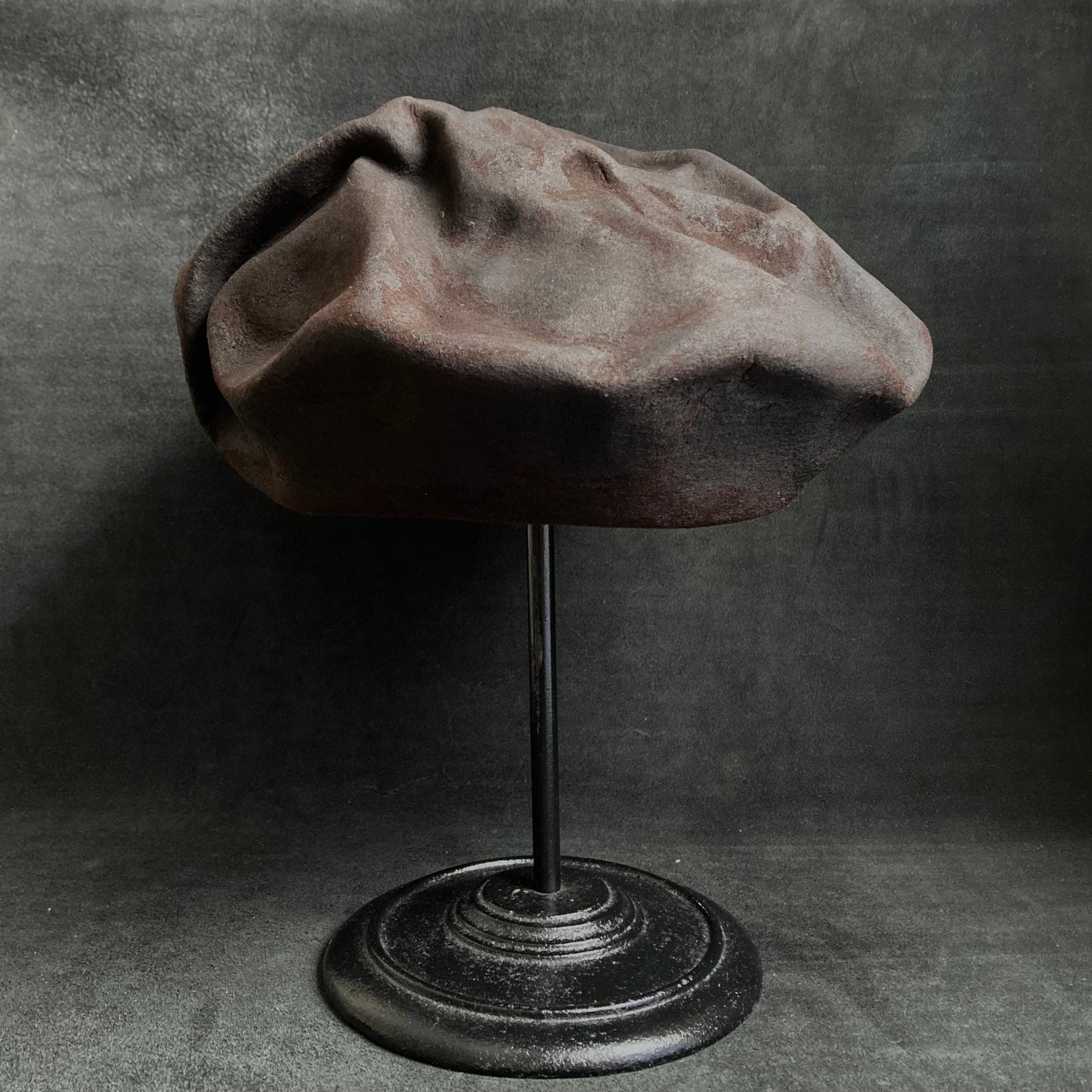 Wrinkled burnt rock beret