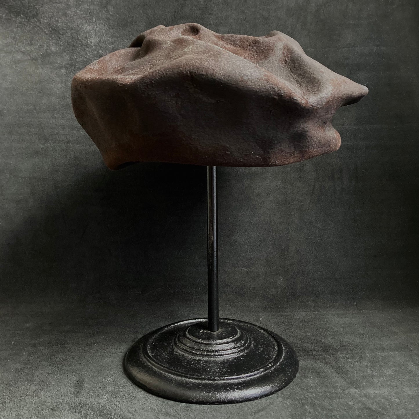 Wrinkled burnt rock beret