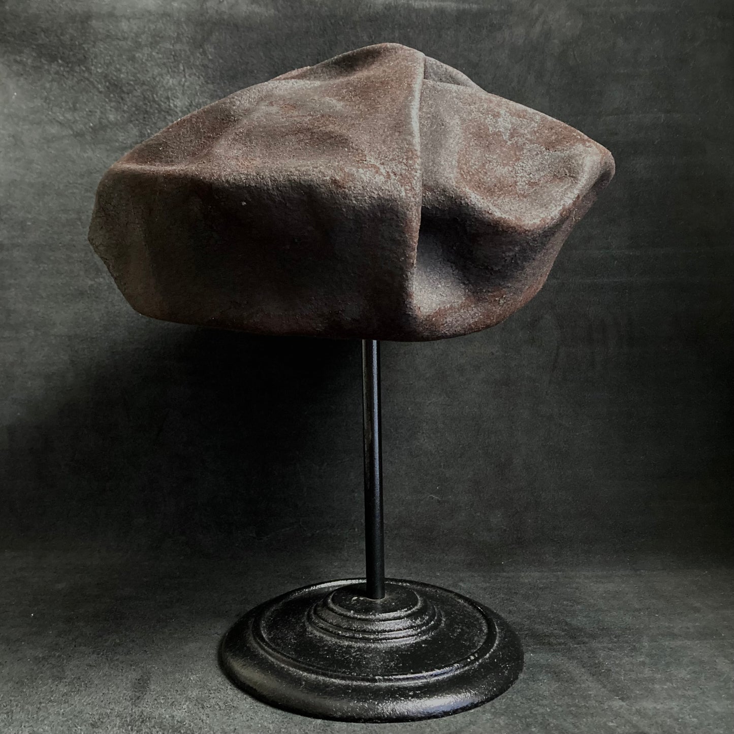 Wrinkled burnt rock beret