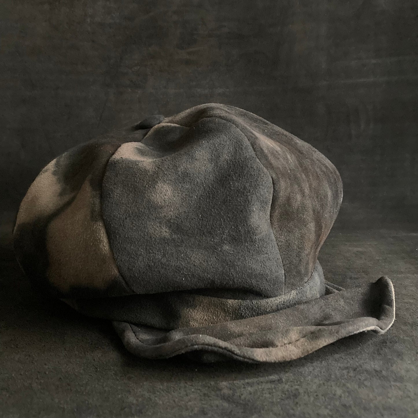 Mottled gray leather casquette