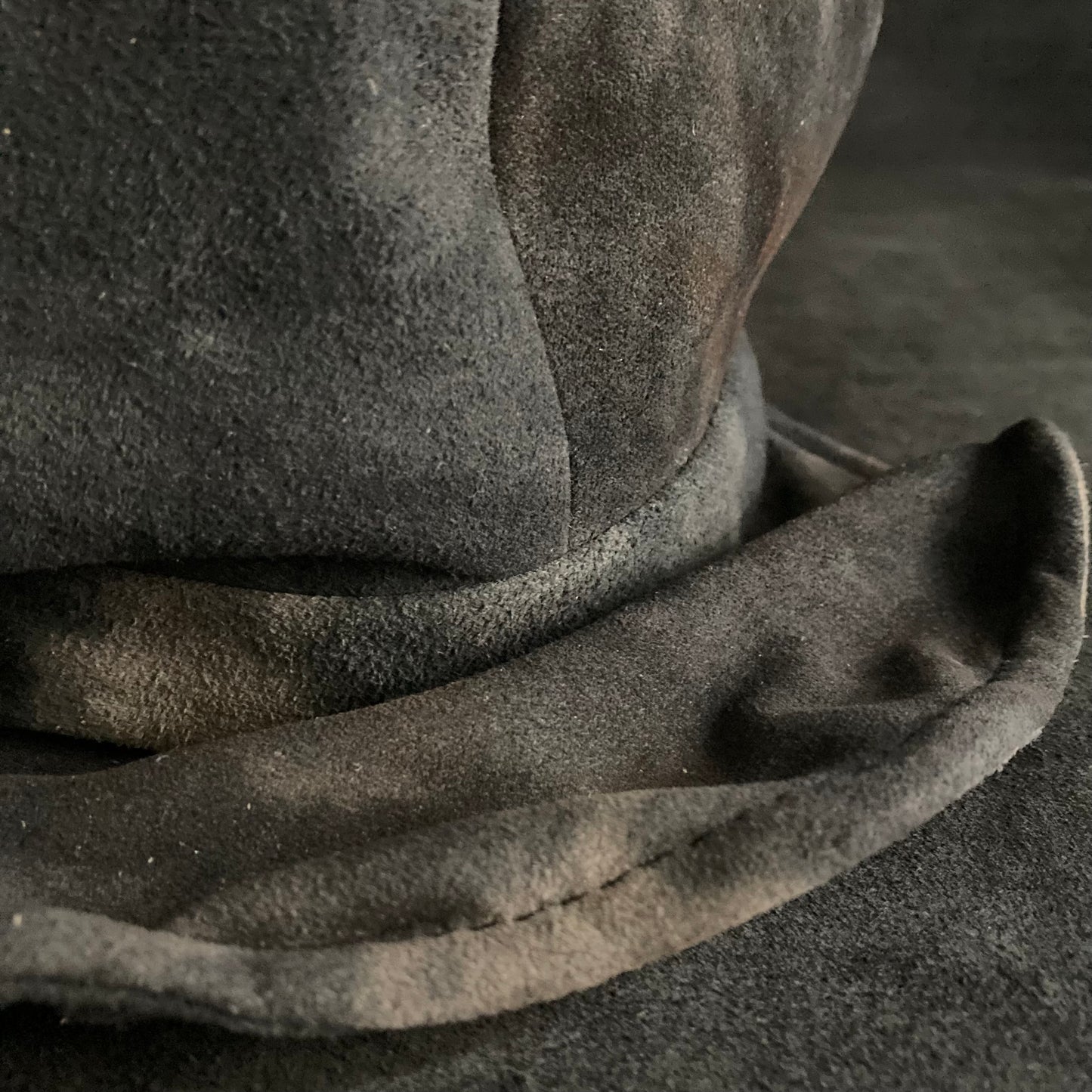 Mottled gray leather casquette