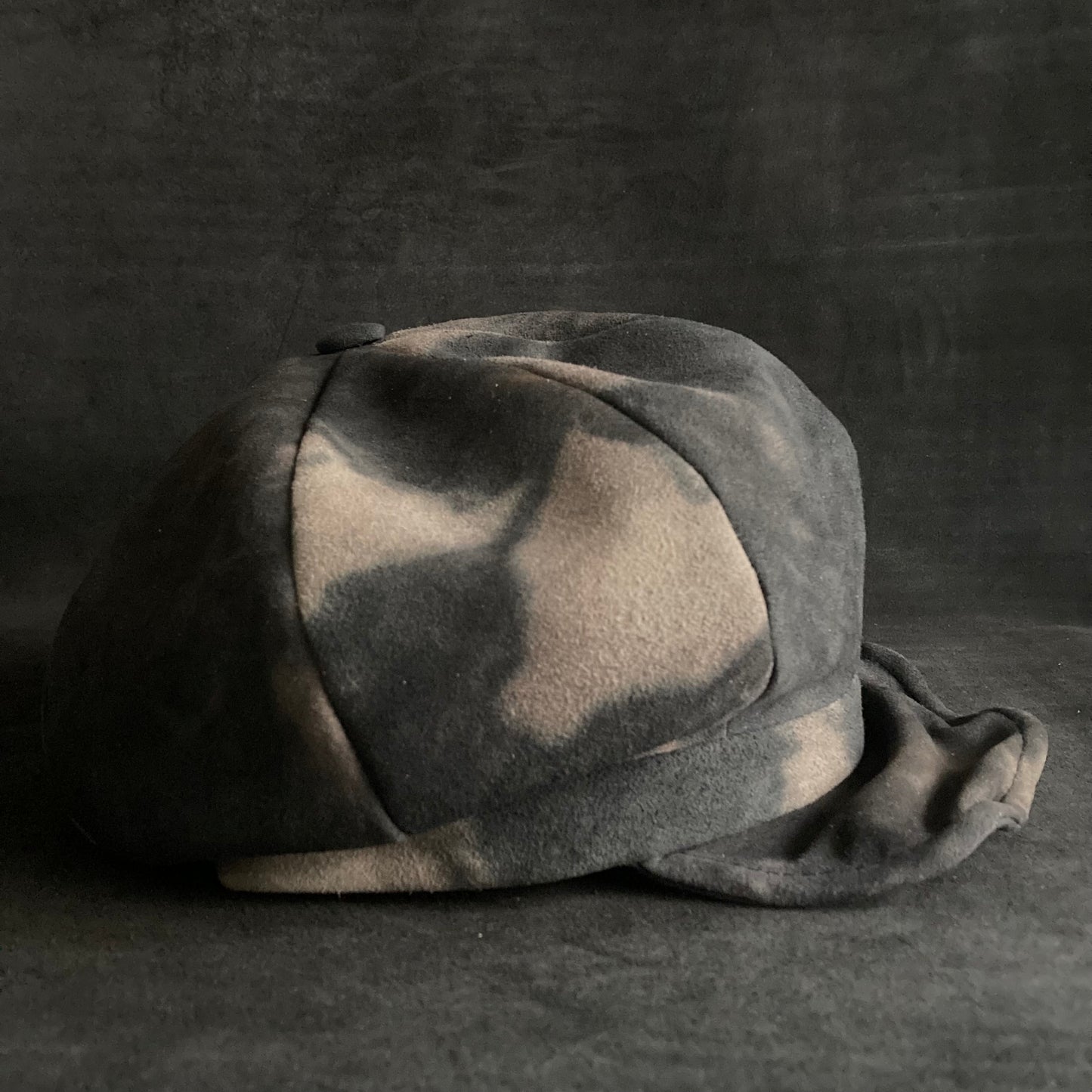 Mottled gray leather casquette