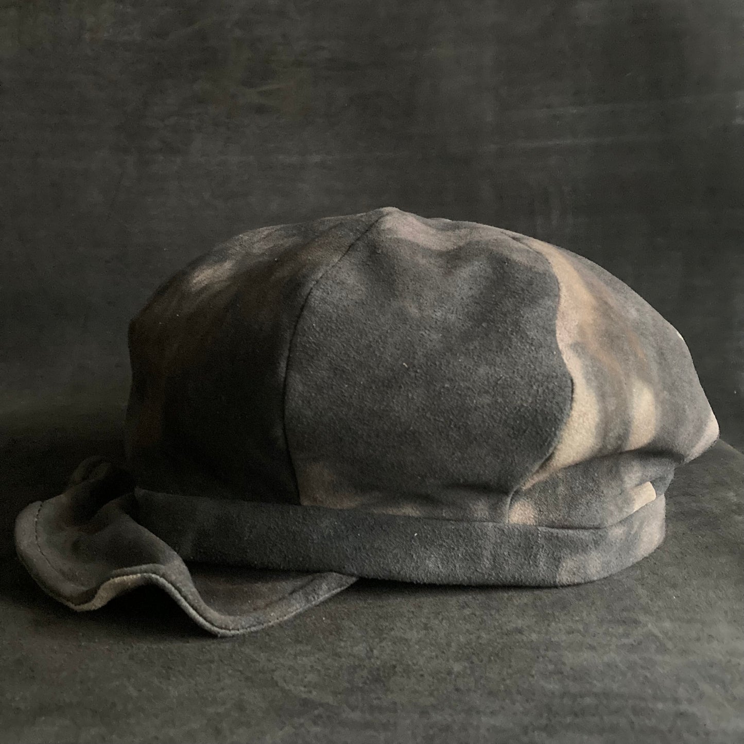 Mottled gray leather casquette