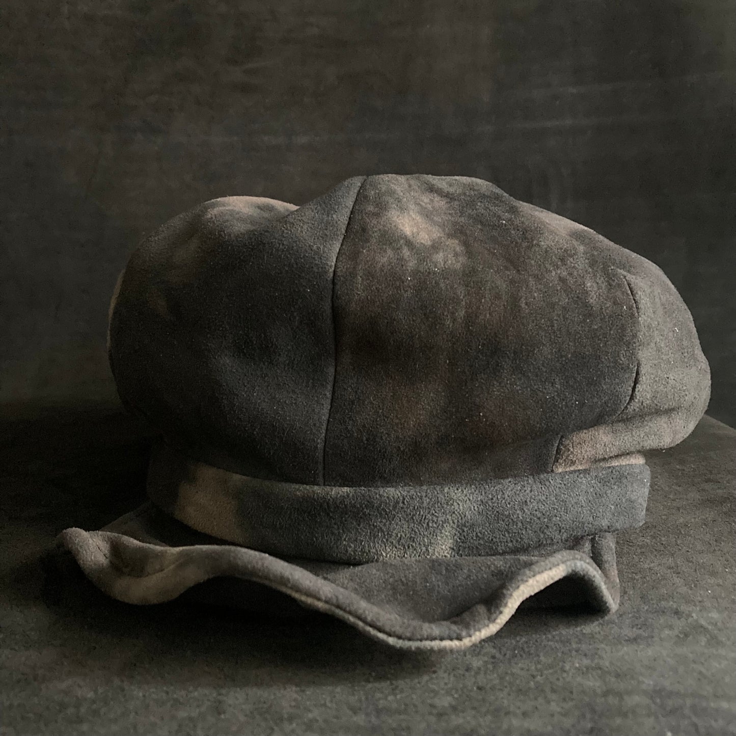 Mottled gray leather casquette