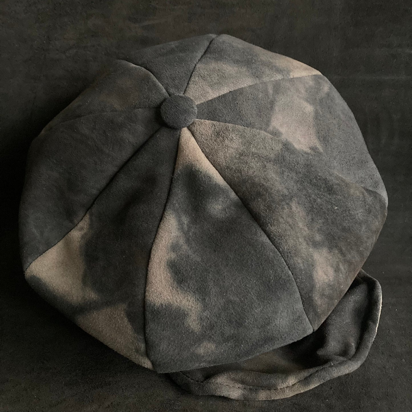 Mottled gray leather casquette
