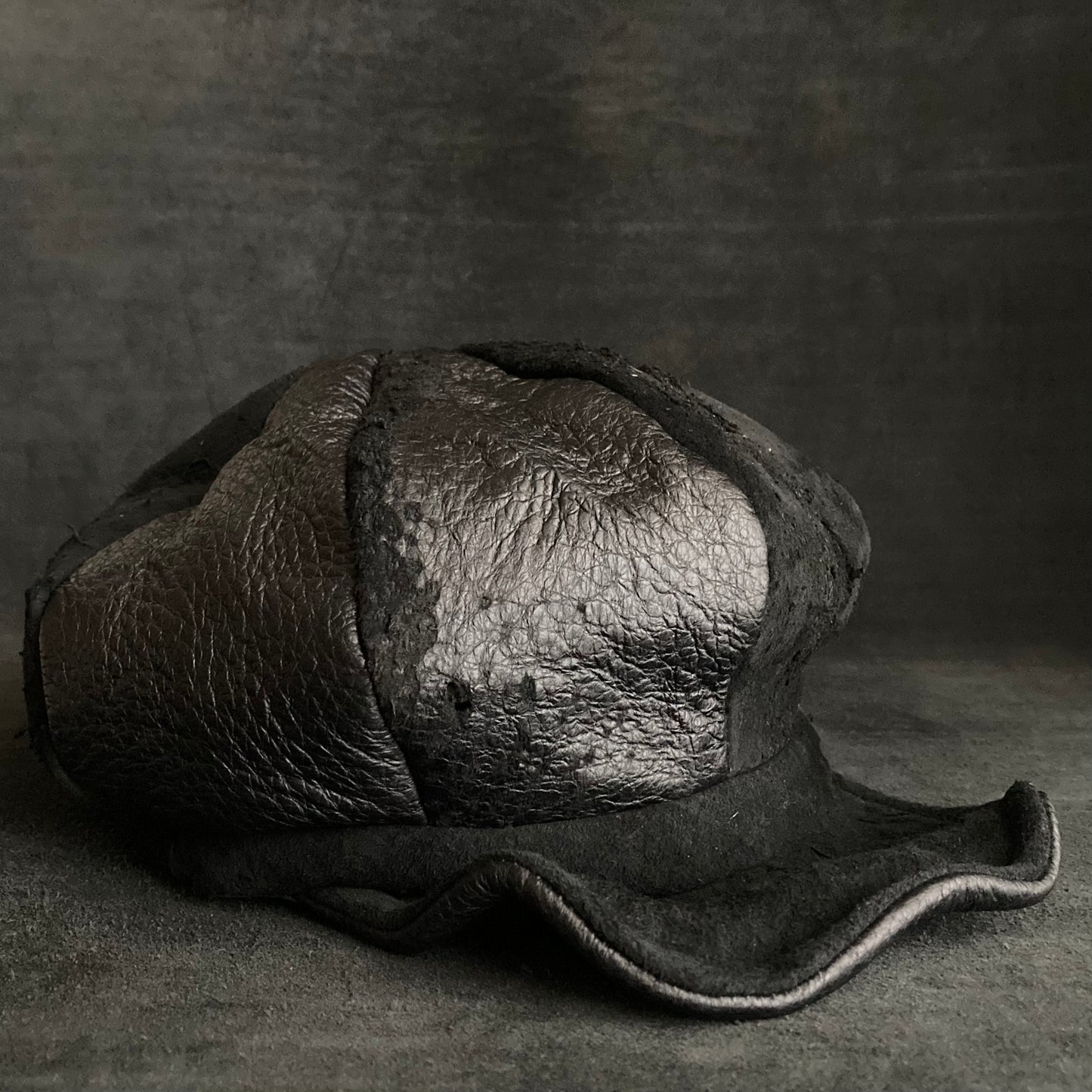 Peelable damage black leather casquette