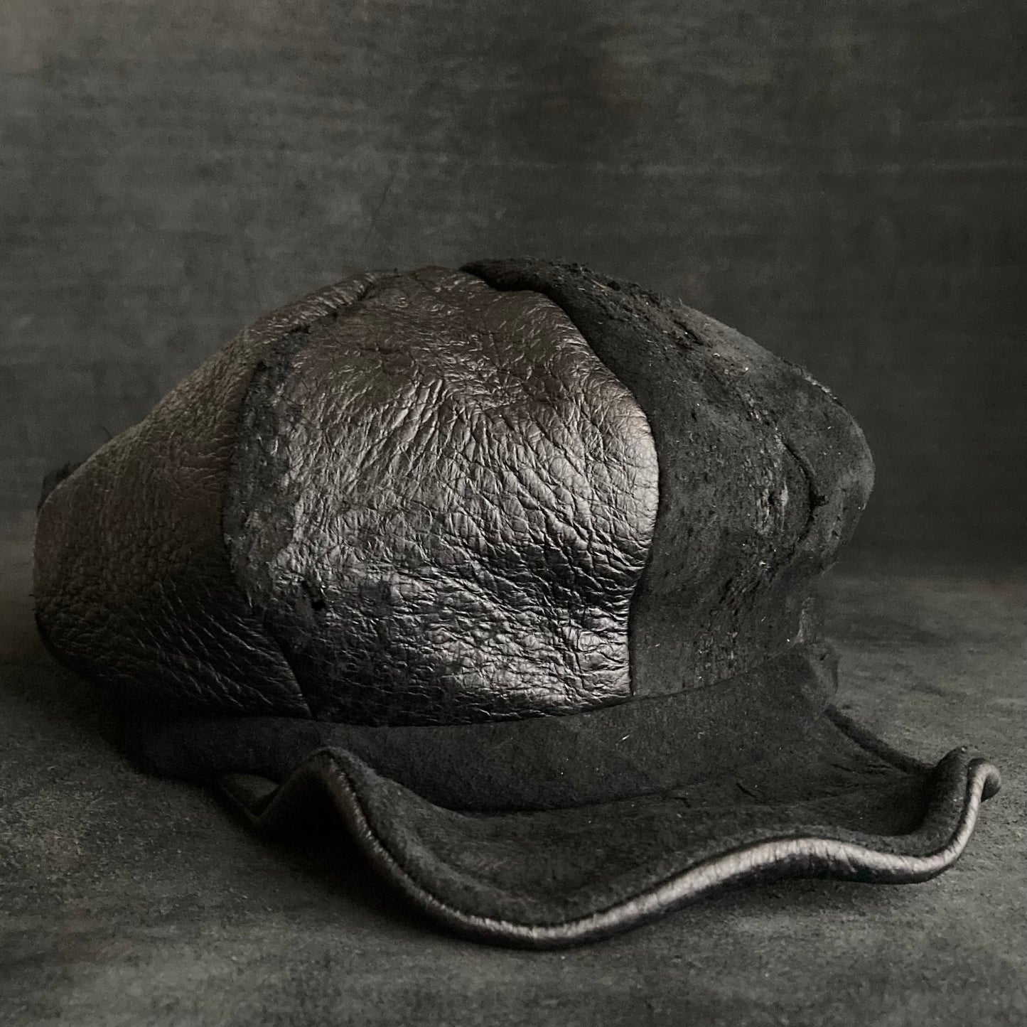 Peelable damage black leather casquette