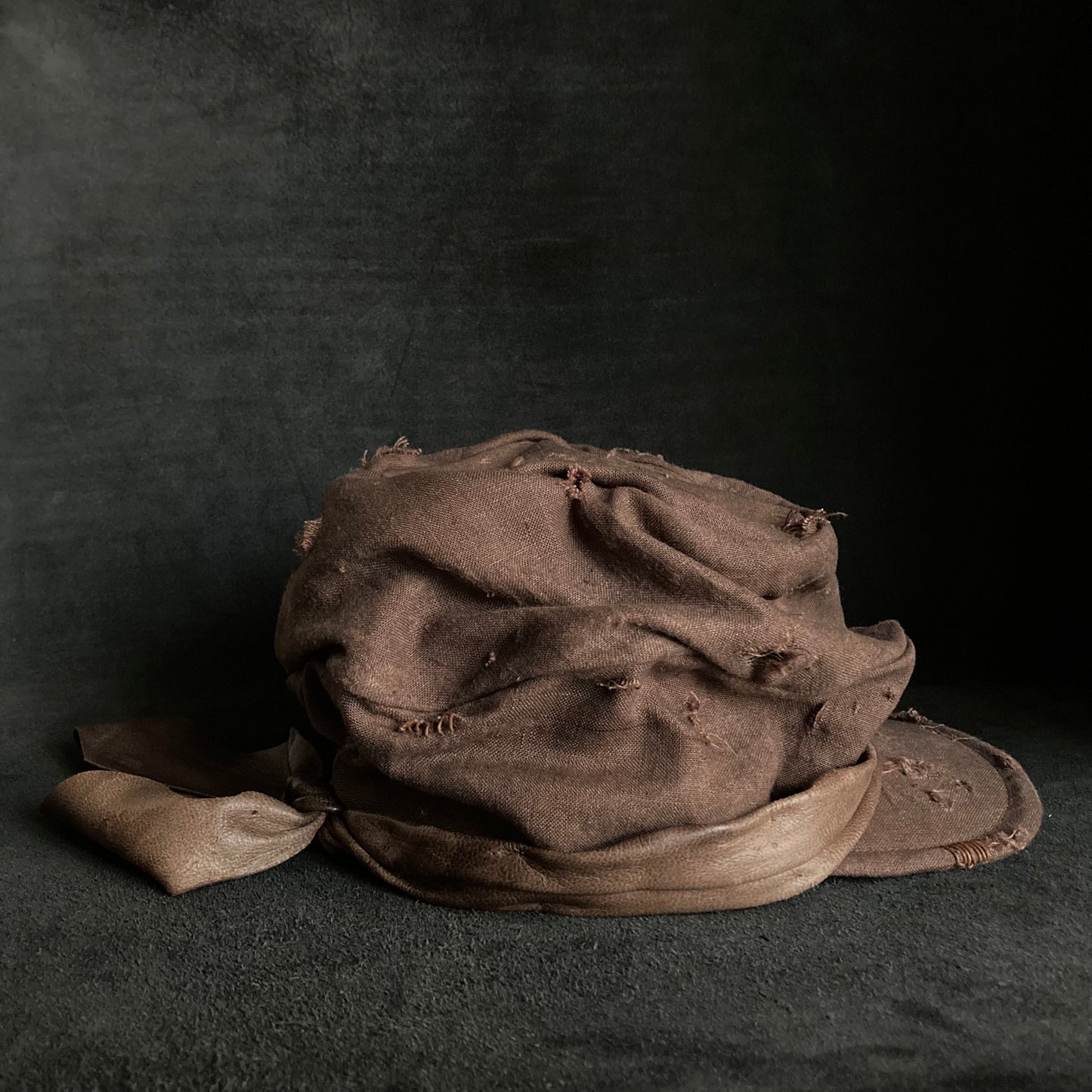 Brown linen damage martial turn cap (brim core)
