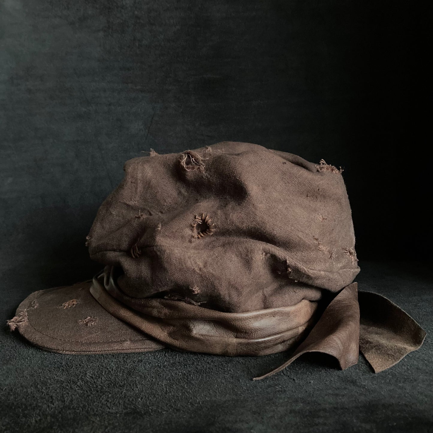 Brown linen damage martial turn cap (brim core)