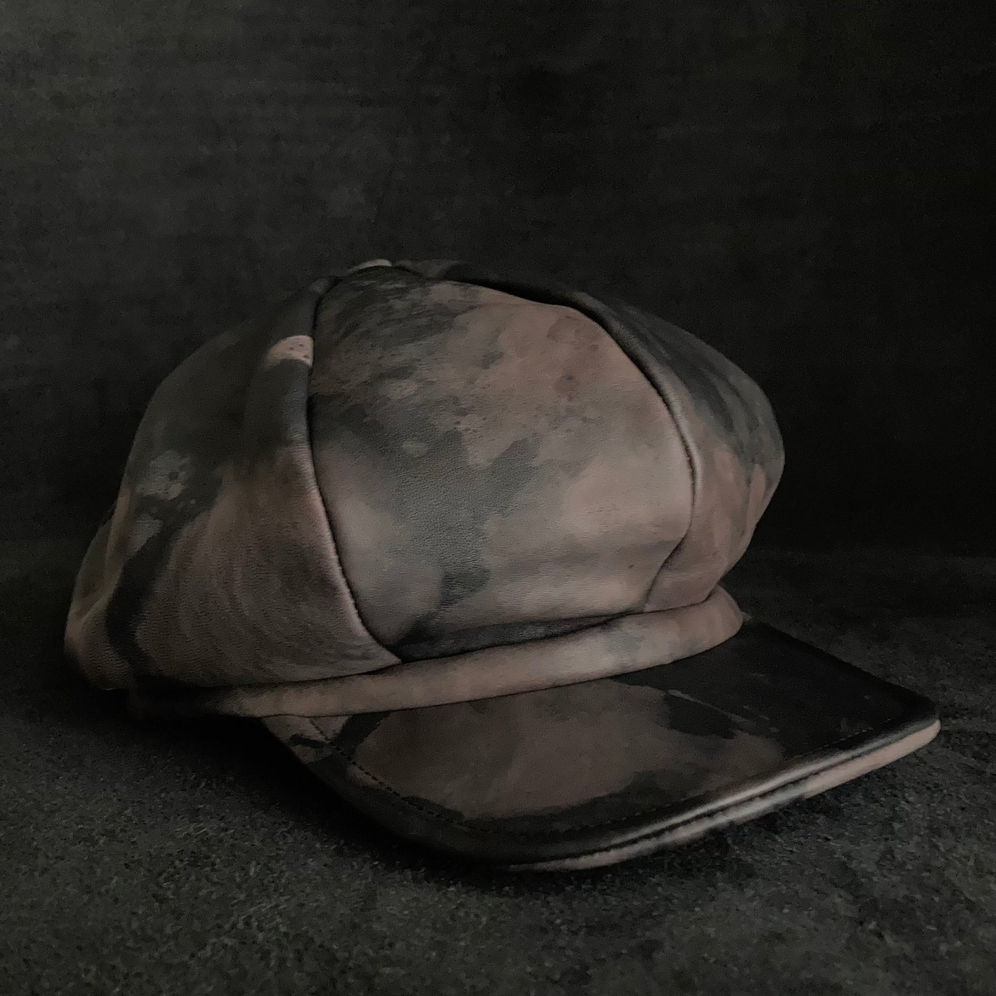 Slow discoloration black leather casquette