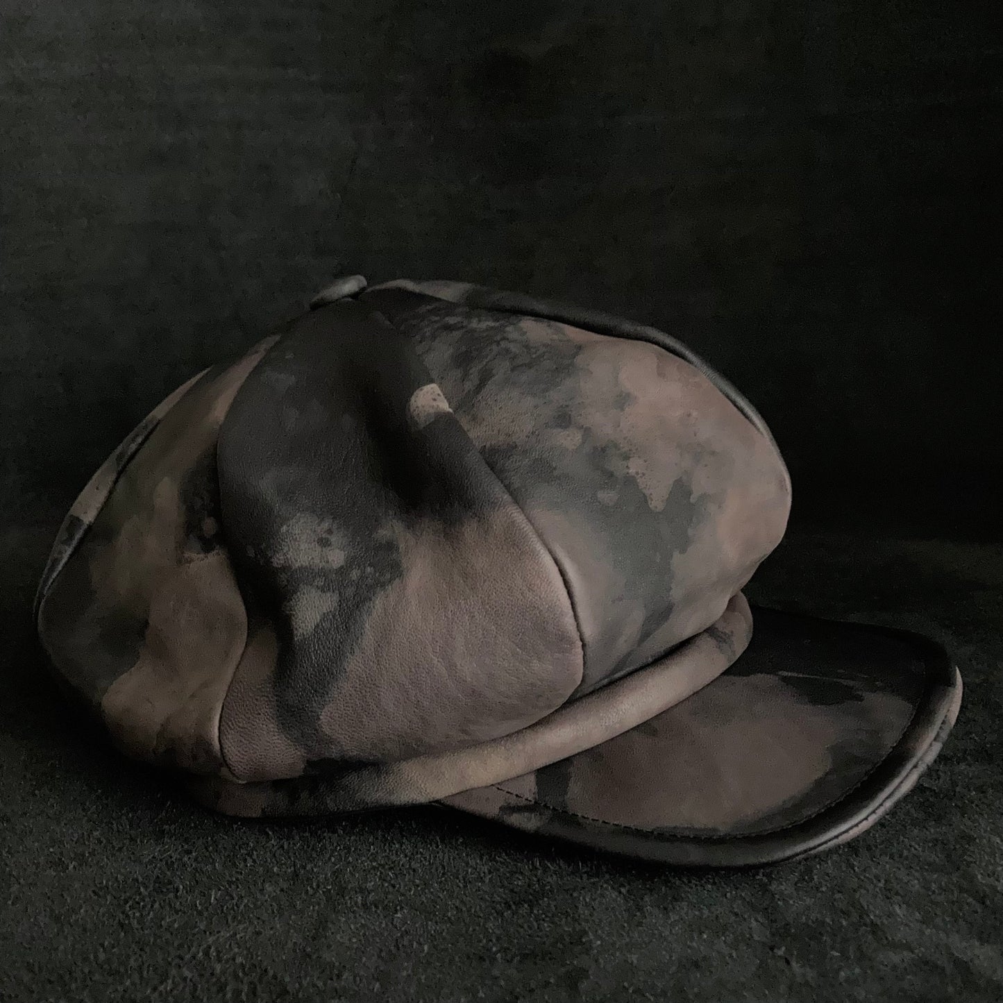 Slow discoloration black leather casquette