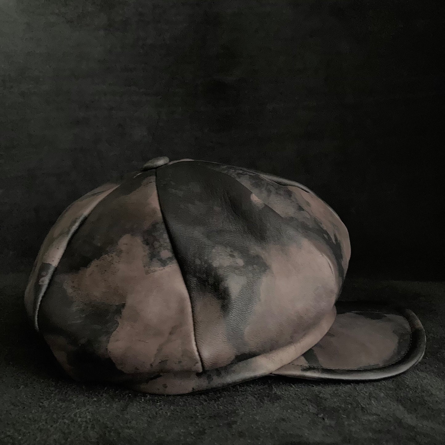 Slow discoloration black leather casquette