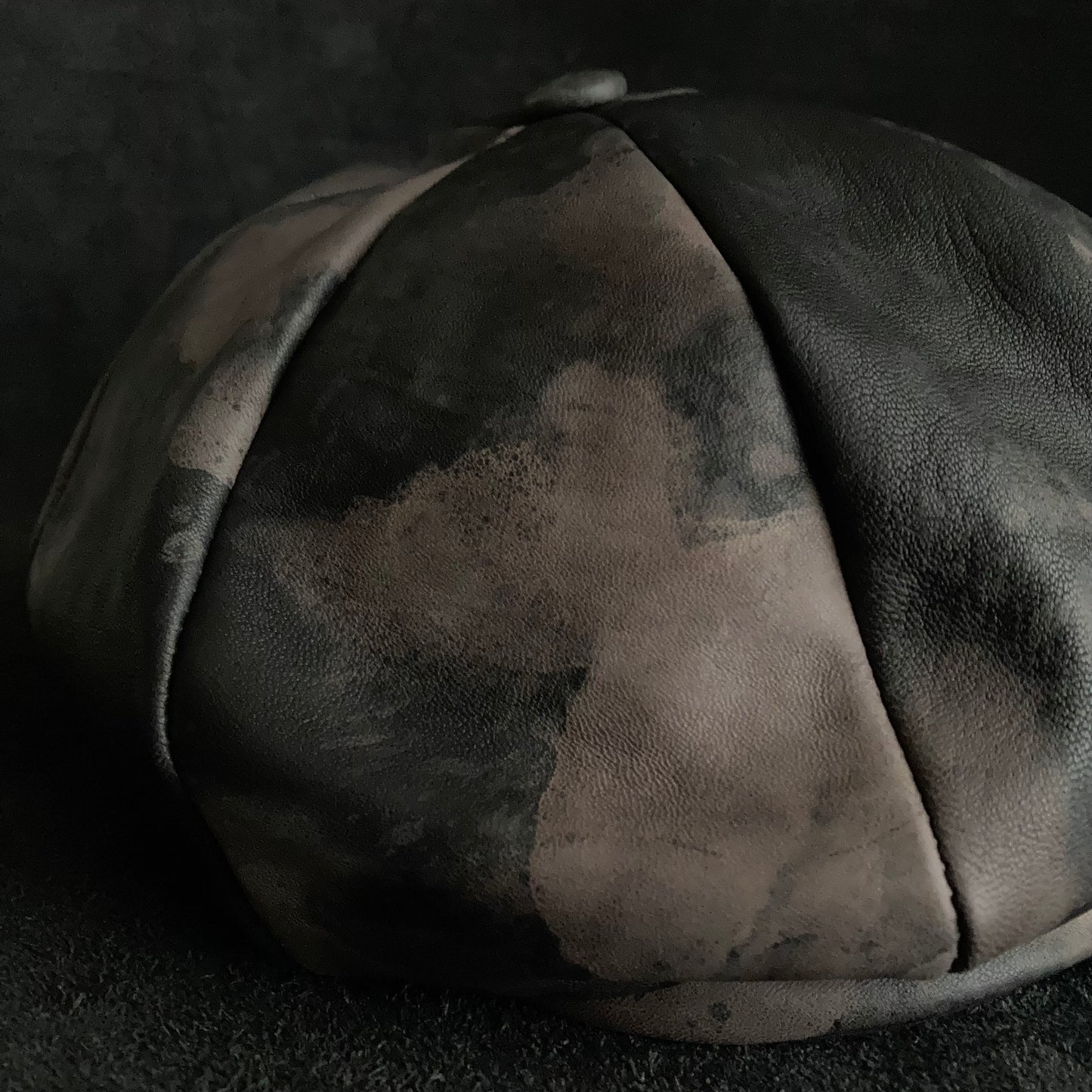 Slow discoloration black leather casquette