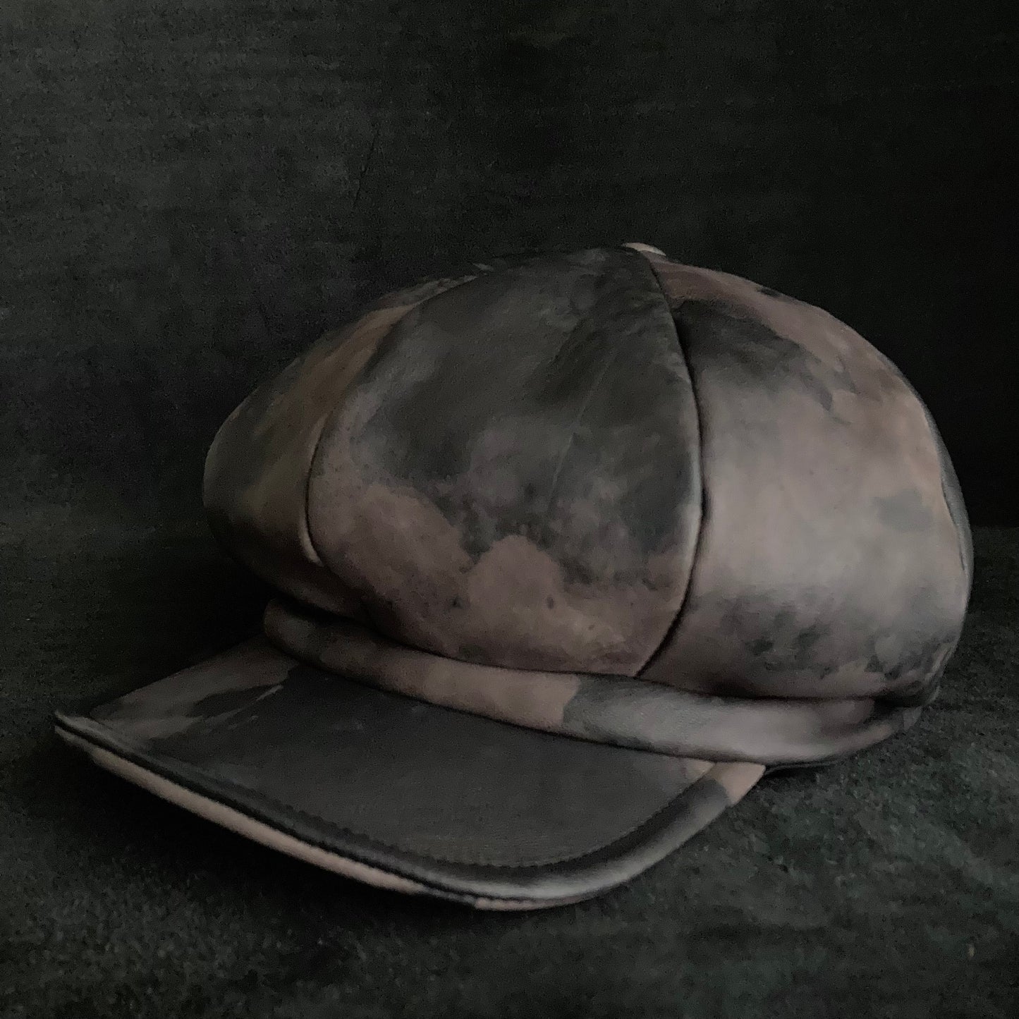 Slow discoloration black leather casquette