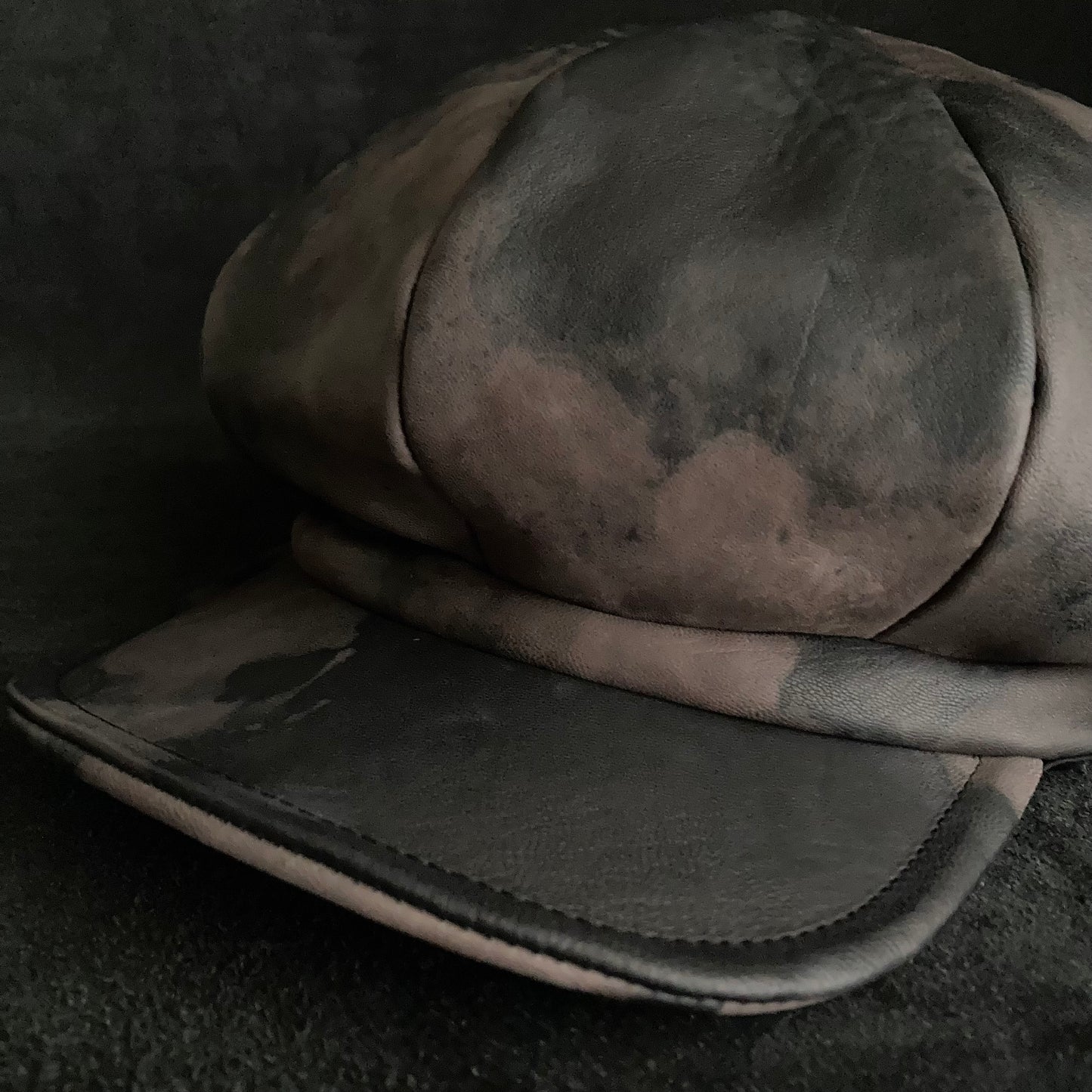 Slow discoloration black leather casquette