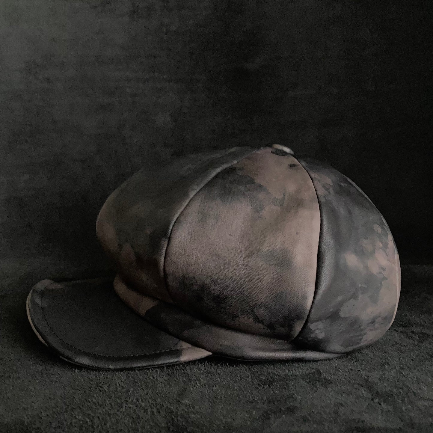 Slow discoloration black leather casquette