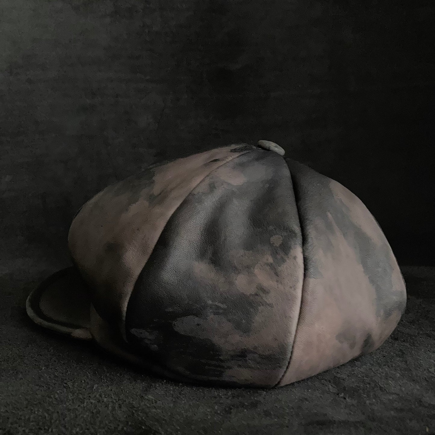 Slow discoloration black leather casquette