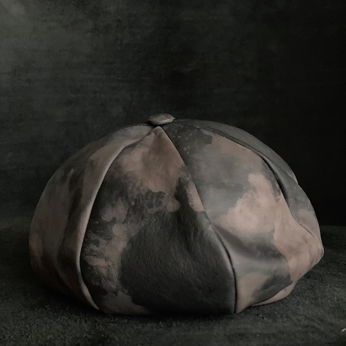 Slow discoloration black leather casquette