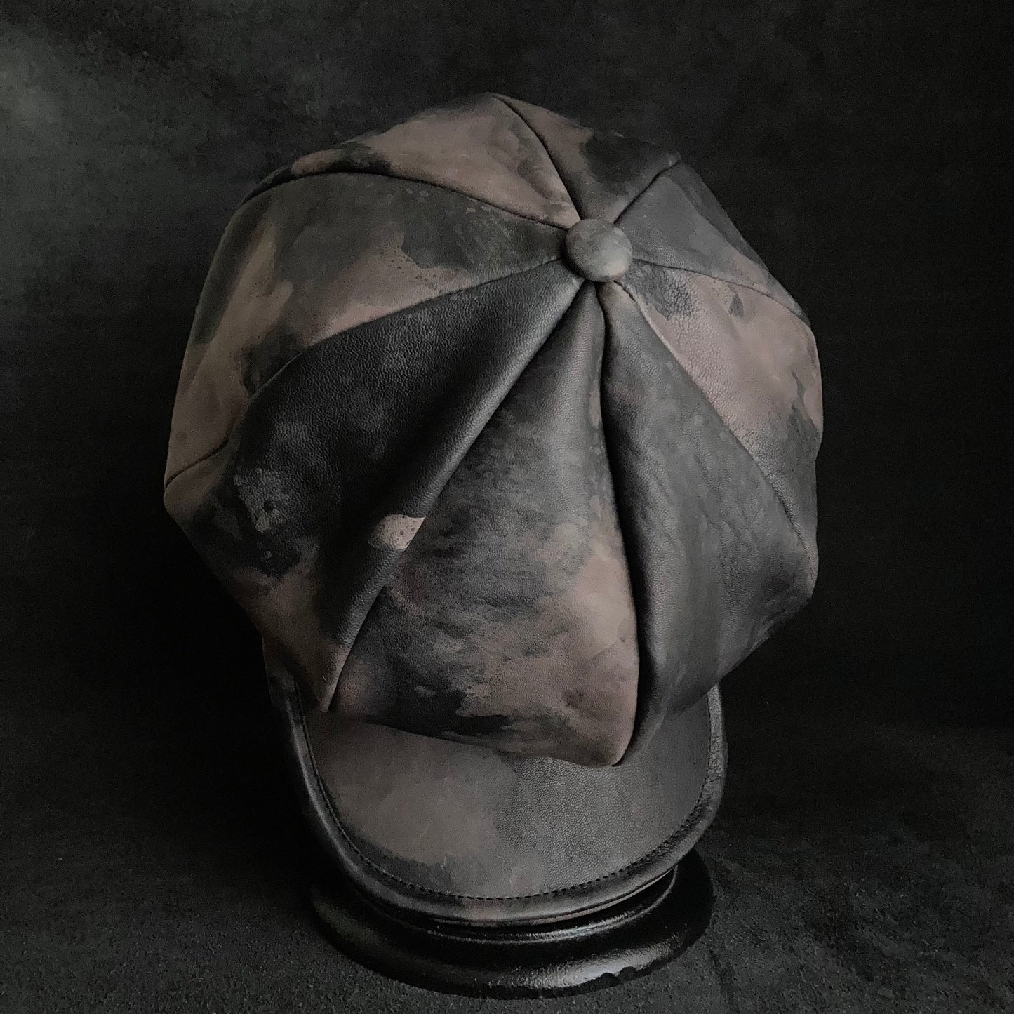 Slow discoloration black leather casquette