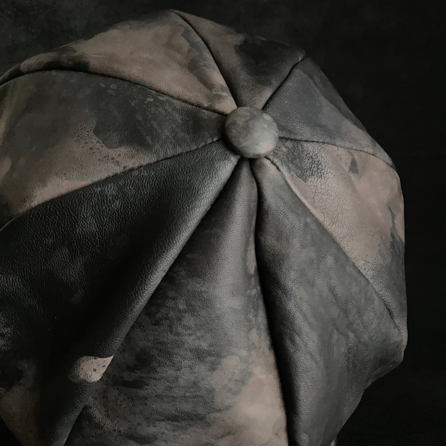 Slow discoloration black leather casquette