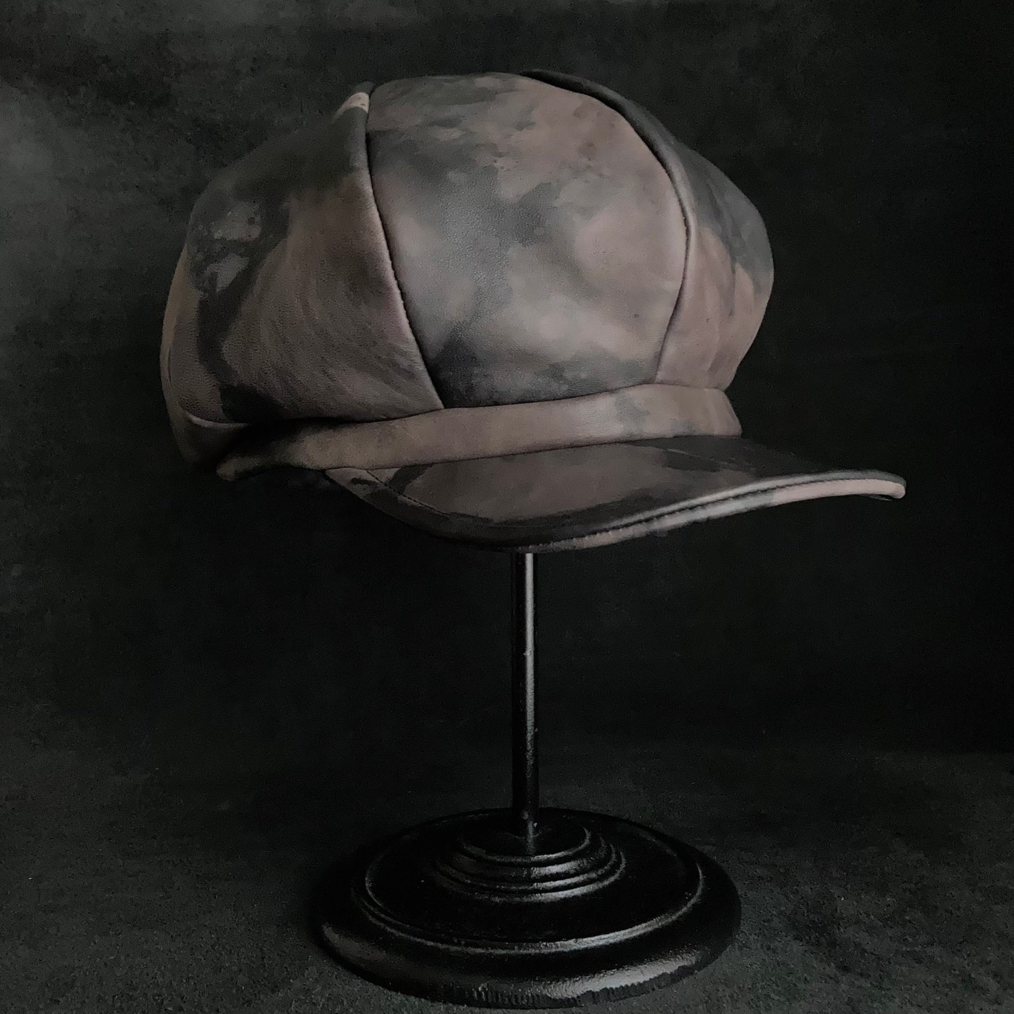 Slow discoloration black leather casquette