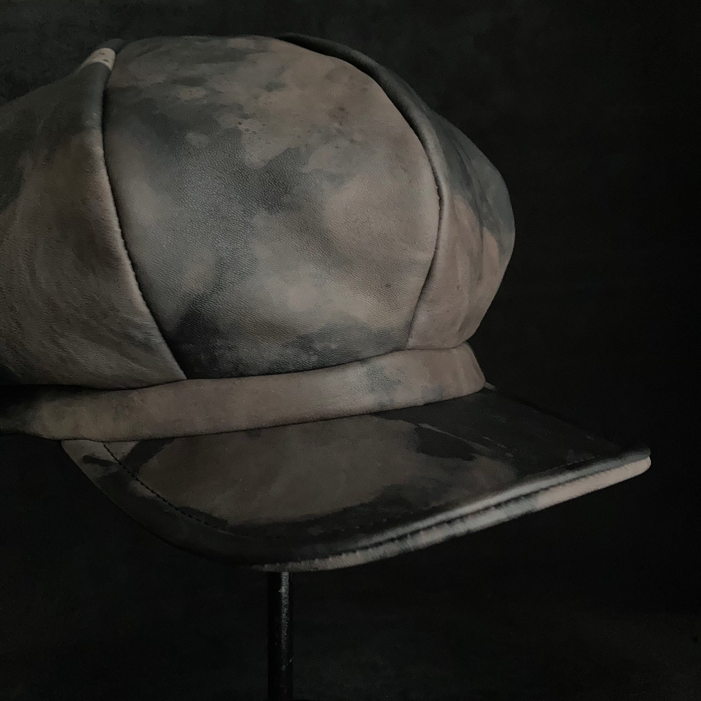 Slow discoloration black leather casquette