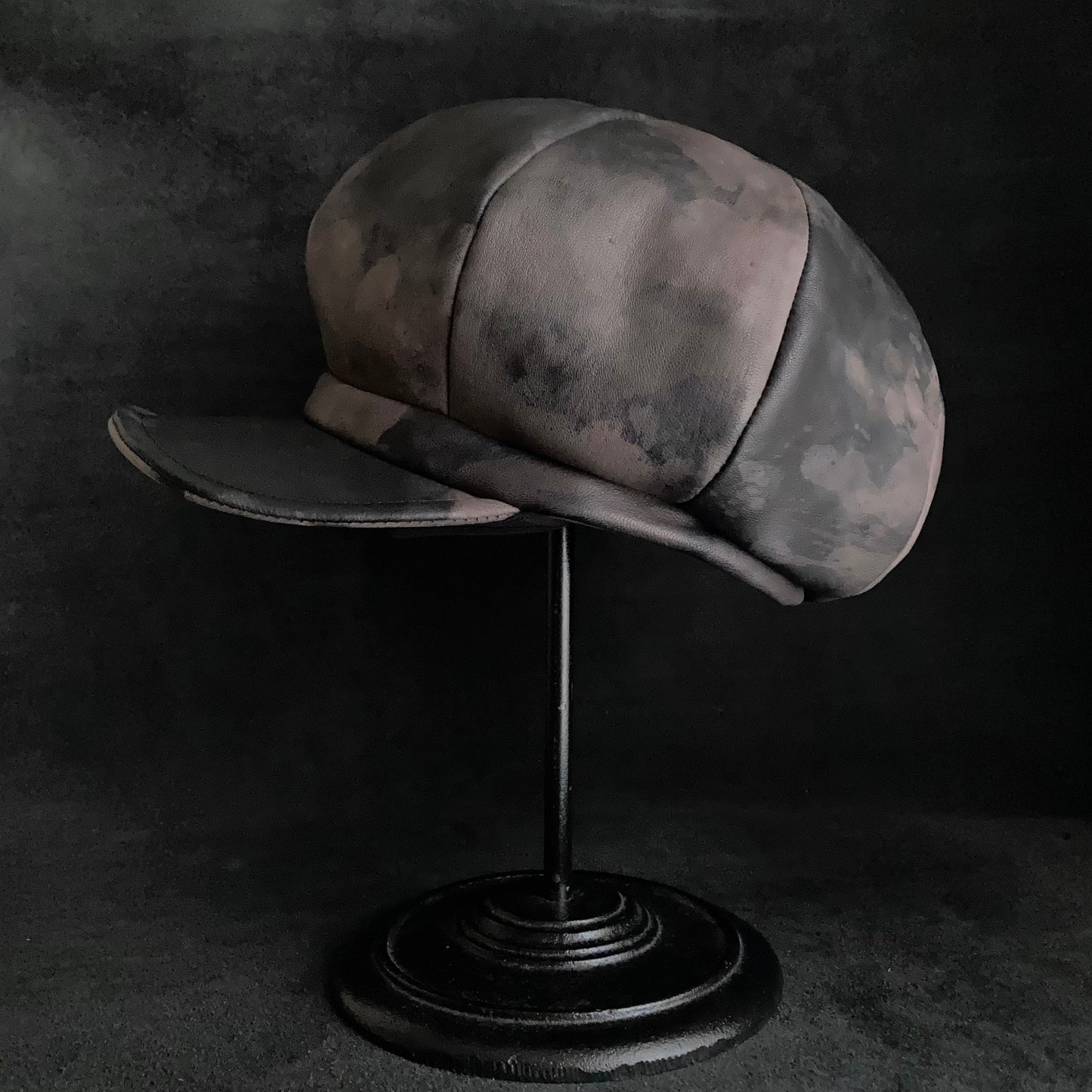 Slow discoloration black leather casquette