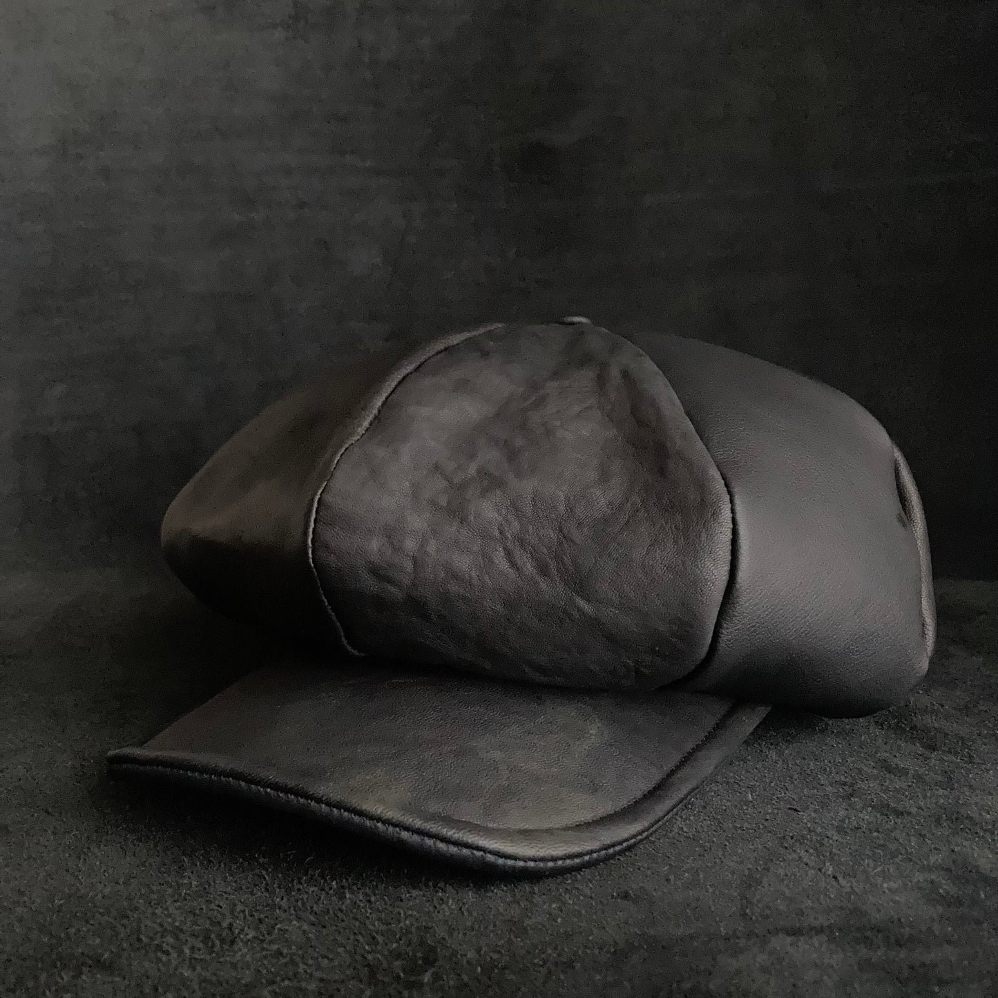 Big volume individual black leather casquette