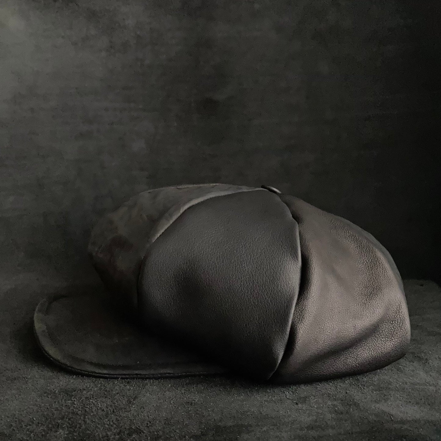 Big volume individual black leather casquette