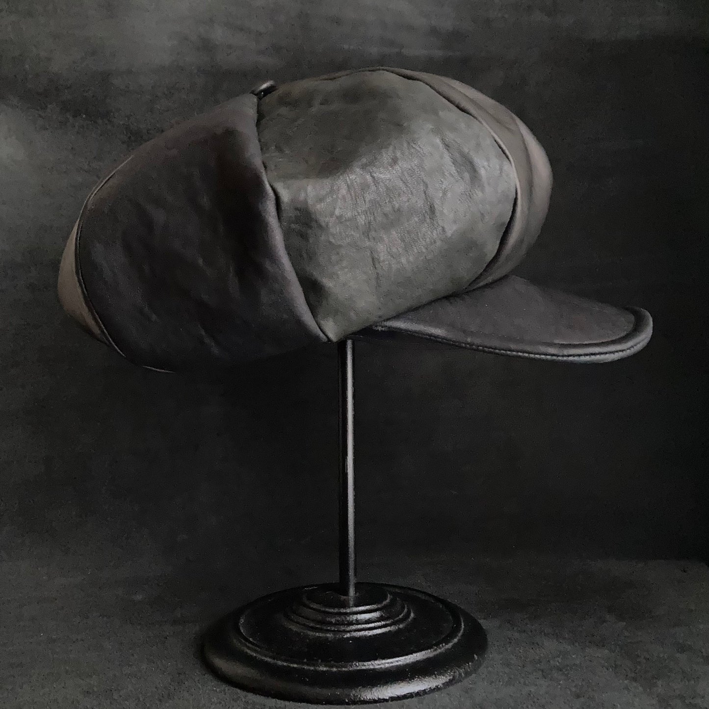 Big volume individual black leather casquette